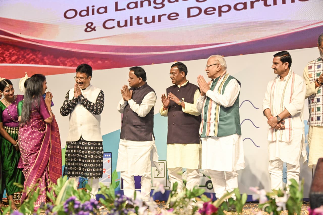 ମୁଖ୍ୟମନ୍ତ୍ରୀ ଶ୍ରୀ ମୋହନ ଚରଣ ମାଝୀ ସମସ୍ତ ବିଭାଗକୁ ଯୁଦ୍ଧକାଳୀନ ଭିତ୍ତିରେ କାର୍ଯ୍ୟ କରିବାକୁ ନିର୍ଦ୍ଦେଶ ଦେଇଛନ୍ତି । ‘ସମଗ୍ର ସରକାରୀ ଆଭିମୁଖ୍ୟ’ (Whole of Government Approach) ଅଧୀନରେ ବିଭିନ୍ନ ବିଭାଗ ମଧ୍ୟରେ ଉତ୍ତମ ସମନ୍ୱୟ ରକ୍ଷା କରିବା ଉପରେ ସେ ଗୁରୁତ୍ୱାରୋପ କରିଛନ୍ତି। ବିପର୍ଯ୍ୟୟ ପରବର୍ତ୍ତୀ ପୁନରୁଦ୍ଧାର, ଅତ୍ୟାବଶ୍ୟକ ସେବାର ପୁନଃସ୍ଥାପନ ଏବଂ ଚାଷୀଙ୍କ ଫସଲର ସୁରକ୍ଷାକୁ ପ୍ରମୁଖ ପ୍ରାଥମିକତା ଦିଆଯାଇଛି ।  ଅର୍ବାନ କନକ୍ଲେଭ୍ ଅବସରରେ ମେଫେୟାର ସାନ୍ଚୁଆରୀଠାରେ ଆୟୋଜିତ ସାଂସ୍କୃତିକ ସନ୍ଧ୍ୟା କାର୍ଯ୍ୟକ୍ରମରେ ରାଜ୍ୟପାଳ ଶ୍ରୀ ବ୍ରଜମୋହନ ରାମ, ମୁଖ୍ୟମନ୍ତ୍ରୀ ଶ୍ରୀ ମୋହନ ଚରଣ ମାଝୀ ଏବଂ କେନ୍ଦ