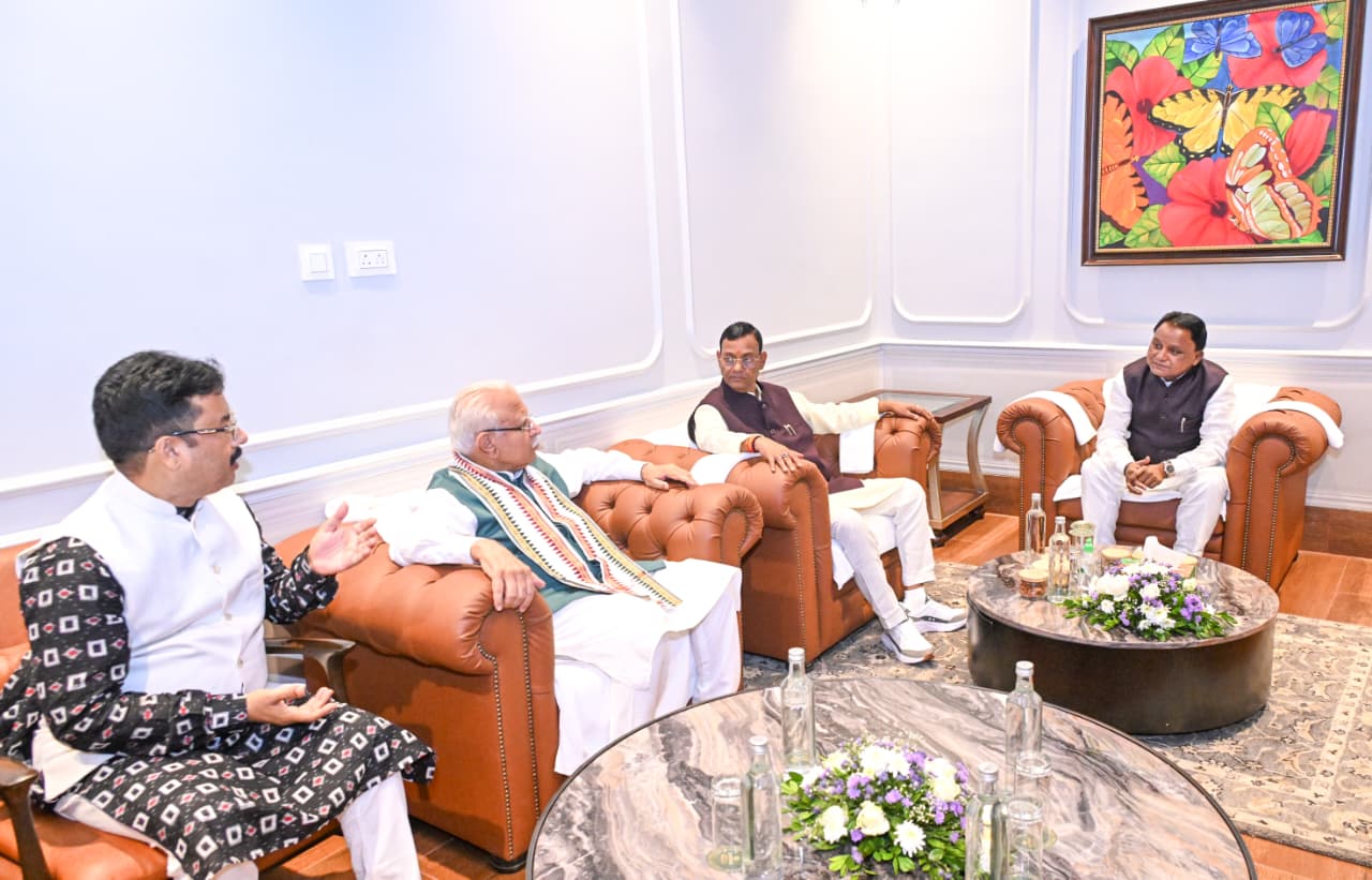 ମୁଖ୍ୟମନ୍ତ୍ରୀ ଶ୍ରୀ ମୋହନ ଚରଣ ମାଝୀ ସମସ୍ତ ବିଭାଗକୁ ଯୁଦ୍ଧକାଳୀନ ଭିତ୍ତିରେ କାର୍ଯ୍ୟ କରିବାକୁ ନିର୍ଦ୍ଦେଶ ଦେଇଛନ୍ତି । ‘ସମଗ୍ର ସରକାରୀ ଆଭିମୁଖ୍ୟ’ (Whole of Government Approach) ଅଧୀନରେ ବିଭିନ୍ନ ବିଭାଗ ମଧ୍ୟରେ ଉତ୍ତମ ସମନ୍ୱୟ ରକ୍ଷା କରିବା ଉପରେ ସେ ଗୁରୁତ୍ୱାରୋପ କରିଛନ୍ତି। ବିପର୍ଯ୍ୟୟ ପରବର୍ତ୍ତୀ ପୁନରୁଦ୍ଧାର, ଅତ୍ୟାବଶ୍ୟକ ସେବାର ପୁନଃସ୍ଥାପନ ଏବଂ ଚାଷୀଙ୍କ ଫସଲର ସୁରକ୍ଷାକୁ ପ୍ରମୁଖ ପ୍ରାଥମିକତା ଦିଆଯାଇଛି ।  ଅର୍ବାନ କନକ୍ଲେଭ୍ ଅବସରରେ ମେଫେୟାର ସାନ୍ଚୁଆରୀଠାରେ ଆୟୋଜିତ ସାଂସ୍କୃତିକ ସନ୍ଧ୍ୟା କାର୍ଯ୍ୟକ୍ରମରେ ରାଜ୍ୟପାଳ ଶ୍ରୀ ବ୍ରଜମୋହନ ରାମ, ମୁଖ୍ୟମନ୍ତ୍ରୀ ଶ୍ରୀ ମୋହନ ଚରଣ ମାଝୀ ଏବଂ କେନ୍ଦ