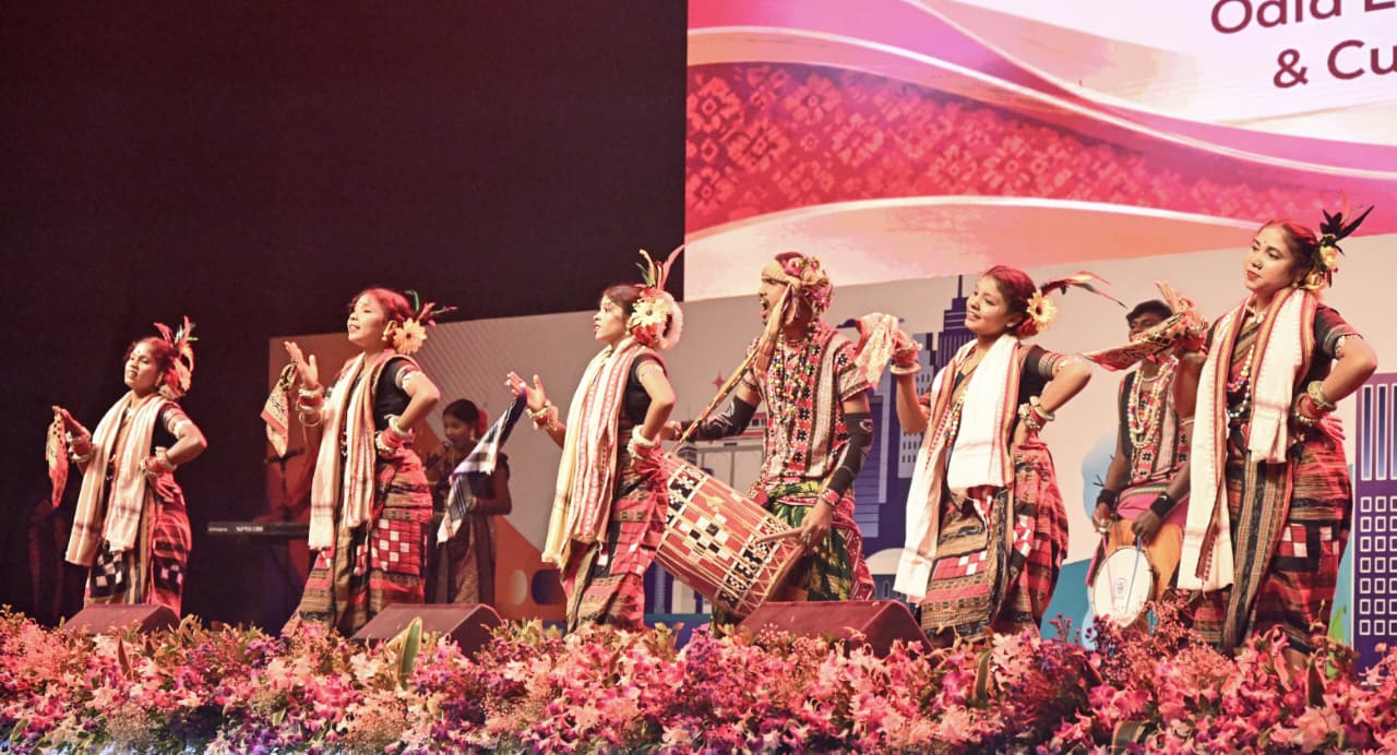 ମୁଖ୍ୟମନ୍ତ୍ରୀ ଶ୍ରୀ ମୋହନ ଚରଣ ମାଝୀ ସମସ୍ତ ବିଭାଗକୁ ଯୁଦ୍ଧକାଳୀନ ଭିତ୍ତିରେ କାର୍ଯ୍ୟ କରିବାକୁ ନିର୍ଦ୍ଦେଶ ଦେଇଛନ୍ତି । ‘ସମଗ୍ର ସରକାରୀ ଆଭିମୁଖ୍ୟ’ (Whole of Government Approach) ଅଧୀନରେ ବିଭିନ୍ନ ବିଭାଗ ମଧ୍ୟରେ ଉତ୍ତମ ସମନ୍ୱୟ ରକ୍ଷା କରିବା ଉପରେ ସେ ଗୁରୁତ୍ୱାରୋପ କରିଛନ୍ତି। ବିପର୍ଯ୍ୟୟ ପରବର୍ତ୍ତୀ ପୁନରୁଦ୍ଧାର, ଅତ୍ୟାବଶ୍ୟକ ସେବାର ପୁନଃସ୍ଥାପନ ଏବଂ ଚାଷୀଙ୍କ ଫସଲର ସୁରକ୍ଷାକୁ ପ୍ରମୁଖ ପ୍ରାଥମିକତା ଦିଆଯାଇଛି ।  ଅର୍ବାନ କନକ୍ଲେଭ୍ ଅବସରରେ ମେଫେୟାର ସାନ୍ଚୁଆରୀଠାରେ ଆୟୋଜିତ ସାଂସ୍କୃତିକ ସନ୍ଧ୍ୟା କାର୍ଯ୍ୟକ୍ରମରେ ରାଜ୍ୟପାଳ ଶ୍ରୀ ବ୍ରଜମୋହନ ରାମ, ମୁଖ୍ୟମନ୍ତ୍ରୀ ଶ୍ରୀ ମୋହନ ଚରଣ ମାଝୀ ଏବଂ କେନ୍ଦ