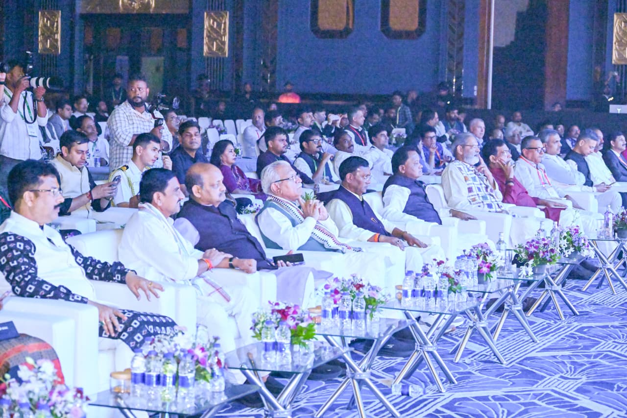 ମୁଖ୍ୟମନ୍ତ୍ରୀ ଶ୍ରୀ ମୋହନ ଚରଣ ମାଝୀ ସମସ୍ତ ବିଭାଗକୁ ଯୁଦ୍ଧକାଳୀନ ଭିତ୍ତିରେ କାର୍ଯ୍ୟ କରିବାକୁ ନିର୍ଦ୍ଦେଶ ଦେଇଛନ୍ତି । ‘ସମଗ୍ର ସରକାରୀ ଆଭିମୁଖ୍ୟ’ (Whole of Government Approach) ଅଧୀନରେ ବିଭିନ୍ନ ବିଭାଗ ମଧ୍ୟରେ ଉତ୍ତମ ସମନ୍ୱୟ ରକ୍ଷା କରିବା ଉପରେ ସେ ଗୁରୁତ୍ୱାରୋପ କରିଛନ୍ତି। ବିପର୍ଯ୍ୟୟ ପରବର୍ତ୍ତୀ ପୁନରୁଦ୍ଧାର, ଅତ୍ୟାବଶ୍ୟକ ସେବାର ପୁନଃସ୍ଥାପନ ଏବଂ ଚାଷୀଙ୍କ ଫସଲର ସୁରକ୍ଷାକୁ ପ୍ରମୁଖ ପ୍ରାଥମିକତା ଦିଆଯାଇଛି ।  ଅର୍ବାନ କନକ୍ଲେଭ୍ ଅବସରରେ ମେଫେୟାର ସାନ୍ଚୁଆରୀଠାରେ ଆୟୋଜିତ ସାଂସ୍କୃତିକ ସନ୍ଧ୍ୟା କାର୍ଯ୍ୟକ୍ରମରେ ରାଜ୍ୟପାଳ ଶ୍ରୀ ବ୍ରଜମୋହନ ରାମ, ମୁଖ୍ୟମନ୍ତ୍ରୀ ଶ୍ରୀ ମୋହନ ଚରଣ ମାଝୀ ଏବଂ କେନ୍ଦ