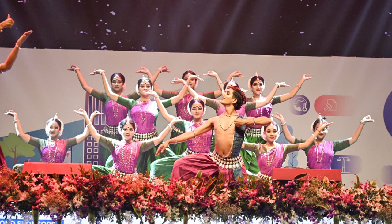 ମୁଖ୍ୟମନ୍ତ୍ରୀ ଶ୍ରୀ ମୋହନ ଚରଣ ମାଝୀ ସମସ୍ତ ବିଭାଗକୁ ଯୁଦ୍ଧକାଳୀନ ଭିତ୍ତିରେ କାର୍ଯ୍ୟ କରିବାକୁ ନିର୍ଦ୍ଦେଶ ଦେଇଛନ୍ତି । ‘ସମଗ୍ର ସରକାରୀ ଆଭିମୁଖ୍ୟ’ (Whole of Government Approach) ଅଧୀନରେ ବିଭିନ୍ନ ବିଭାଗ ମଧ୍ୟରେ ଉତ୍ତମ ସମନ୍ୱୟ ରକ୍ଷା କରିବା ଉପରେ ସେ ଗୁରୁତ୍ୱାରୋପ କରିଛନ୍ତି। ବିପର୍ଯ୍ୟୟ ପରବର୍ତ୍ତୀ ପୁନରୁଦ୍ଧାର, ଅତ୍ୟାବଶ୍ୟକ ସେବାର ପୁନଃସ୍ଥାପନ ଏବଂ ଚାଷୀଙ୍କ ଫସଲର ସୁରକ୍ଷାକୁ ପ୍ରମୁଖ ପ୍ରାଥମିକତା ଦିଆଯାଇଛି ।  ଅର୍ବାନ କନକ୍ଲେଭ୍ ଅବସରରେ ମେଫେୟାର ସାନ୍ଚୁଆରୀଠାରେ ଆୟୋଜିତ ସାଂସ୍କୃତିକ ସନ୍ଧ୍ୟା କାର୍ଯ୍ୟକ୍ରମରେ ରାଜ୍ୟପାଳ ଶ୍ରୀ ବ୍ରଜମୋହନ ରାମ, ମୁଖ୍ୟମନ୍ତ୍ରୀ ଶ୍ରୀ ମୋହନ ଚରଣ ମାଝୀ ଏବଂ କେନ୍ଦ