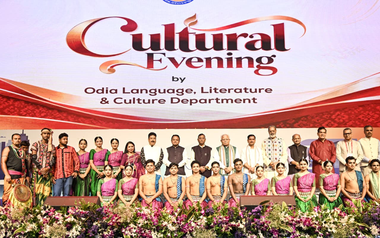 ମୁଖ୍ୟମନ୍ତ୍ରୀ ଶ୍ରୀ ମୋହନ ଚରଣ ମାଝୀ ସମସ୍ତ ବିଭାଗକୁ ଯୁଦ୍ଧକାଳୀନ ଭିତ୍ତିରେ କାର୍ଯ୍ୟ କରିବାକୁ ନିର୍ଦ୍ଦେଶ ଦେଇଛନ୍ତି । ‘ସମଗ୍ର ସରକାରୀ ଆଭିମୁଖ୍ୟ’ (Whole of Government Approach) ଅଧୀନରେ ବିଭିନ୍ନ ବିଭାଗ ମଧ୍ୟରେ ଉତ୍ତମ ସମନ୍ୱୟ ରକ୍ଷା କରିବା ଉପରେ ସେ ଗୁରୁତ୍ୱାରୋପ କରିଛନ୍ତି। ବିପର୍ଯ୍ୟୟ ପରବର୍ତ୍ତୀ ପୁନରୁଦ୍ଧାର, ଅତ୍ୟାବଶ୍ୟକ ସେବାର ପୁନଃସ୍ଥାପନ ଏବଂ ଚାଷୀଙ୍କ ଫସଲର ସୁରକ୍ଷାକୁ ପ୍ରମୁଖ ପ୍ରାଥମିକତା ଦିଆଯାଇଛି ।  ଅର୍ବାନ କନକ୍ଲେଭ୍ ଅବସରରେ ମେଫେୟାର ସାନ୍ଚୁଆରୀଠାରେ ଆୟୋଜିତ ସାଂସ୍କୃତିକ ସନ୍ଧ୍ୟା କାର୍ଯ୍ୟକ୍ରମରେ ରାଜ୍ୟପାଳ ଶ୍ରୀ ବ୍ରଜମୋହନ ରାମ, ମୁଖ୍ୟମନ୍ତ୍ରୀ ଶ୍ରୀ ମୋହନ ଚରଣ ମାଝୀ ଏବଂ କେନ୍ଦ