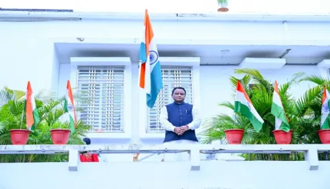 ‘ଘରେ ଘରେ ତ୍ରିରଙ୍ଗା’ ଅଭିଯାନରେ ସାମିଲ ହୋଇ ବାସଭବନରେ ତ୍ରିରଙ୍ଗା ଉଡାଇଲେ ମୁଖ୍ୟମନ୍ତ୍ରୀ