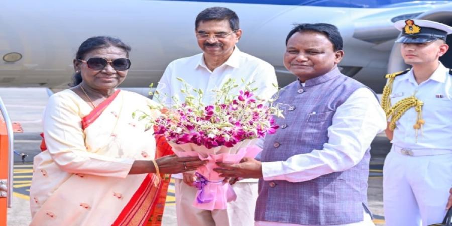 ଭୁବନେଶ୍ୱର ବିମାନବନ୍ଦରରେ ରାଷ୍ଟ୍ରପତିଙ୍କୁ ସ୍ୱାଗତ କଲେ ରାଜ୍ୟପାଳ ଓ ମୁଖ୍ୟମନ୍ତ୍ରୀ