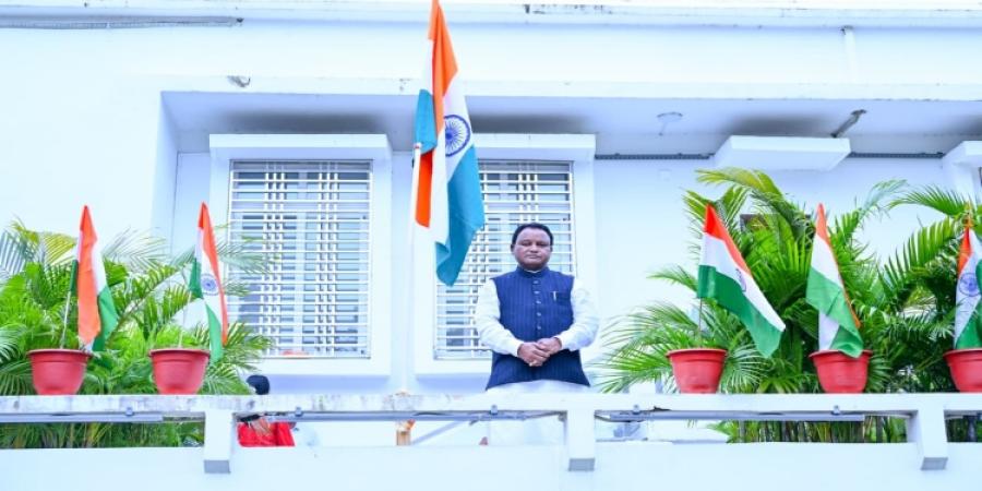 ‘ଘରେ ଘରେ ତ୍ରିରଙ୍ଗା’ ଅଭିଯାନରେ ସାମିଲ ହୋଇ ବାସଭବନରେ ତ୍ରିରଙ୍ଗା ଉଡାଇଲେ ମୁଖ୍ୟମନ୍ତ୍ରୀ