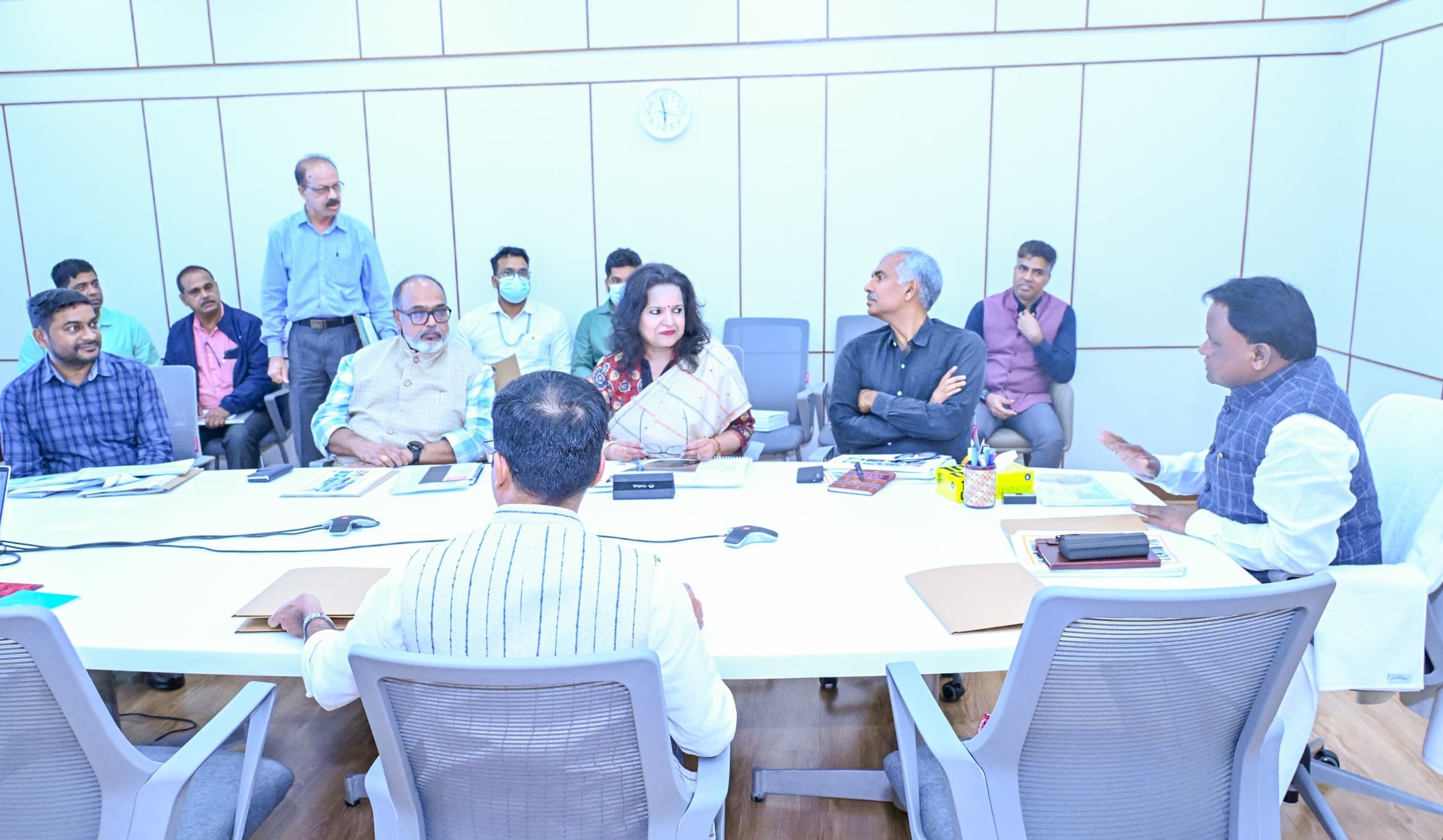 ମାନ୍ୟବର ମୁଖ୍ୟମନ୍ତ୍ରୀ ଶ୍ରୀ ମୋହନ ଚରଣ ମାଝୀ ଲୋକସେବା ଭବନଠାରେ ଜିଲ୍ଲା ଖଣିଜ ପ୍ରତିଷ୍ଠାନମାନଙ୍କ ସମ୍ବନ୍ଧରେ ଏକ ଗୁରୁତ୍ୱପୂର୍ଣ୍ଣ ବୈଠକରେ ଅଧ୍ୟକ୍ଷତା କରିଛନ୍ତି।