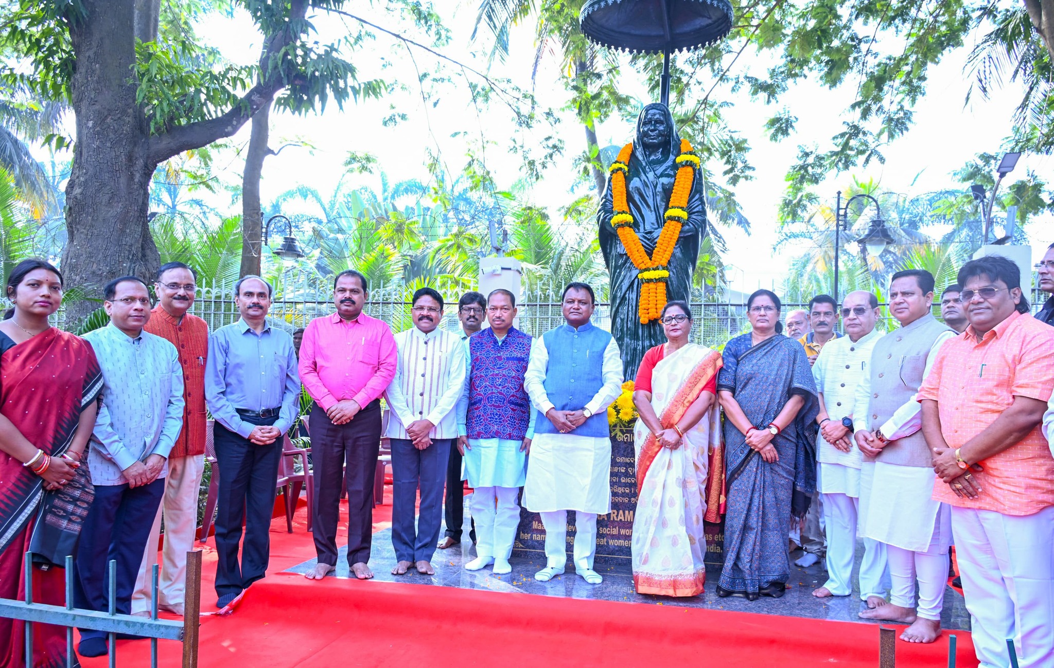 ବିଶିଷ୍ଟ ସ୍ୱାଧୀନତା ସଂଗ୍ରାମୀ, ନାରୀନେତ୍ରୀ ତଥା ସମାଜସେବୀ ୰ ରମାଦେବୀ ଚୌଧୁରୀଙ୍କ ଜୟନ୍ତୀ ଅବସରରେ ବିଧାନସଭା ପରିସରରେ ଥିବା ତାଙ୍କ ପ୍ରତିମୂର୍ତ୍ତିରେ ପୁଷ୍ପମାଲ୍ୟ ଅର୍ପଣ କରି ମାନ୍ୟବର ମୁଖ୍ୟମନ୍ତ୍ରୀ ଶ୍ରୀ ମୋହନ ଚରଣ ମାଝୀ ବିନମ୍ର ଶ୍ରଦ୍ଧାଞ୍ଜଳି ଜଣାଇଛନ୍ତି ।