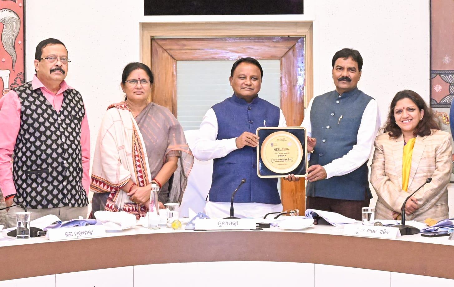 'କେନ୍ଦ୍ରୀୟ ରେଶମ ବୋର୍ଡ' ଦ୍ୱାରା ଆୟୋଜିତ 'ମେରା ରେଶମ ମେରା ଅଭିମାନ' ପ୍ରତିଯୋଗିତାରେ ଓଡ଼ିଶା ପ୍ରଥମ ପୁରସ୍କାର ପାଇଛି।