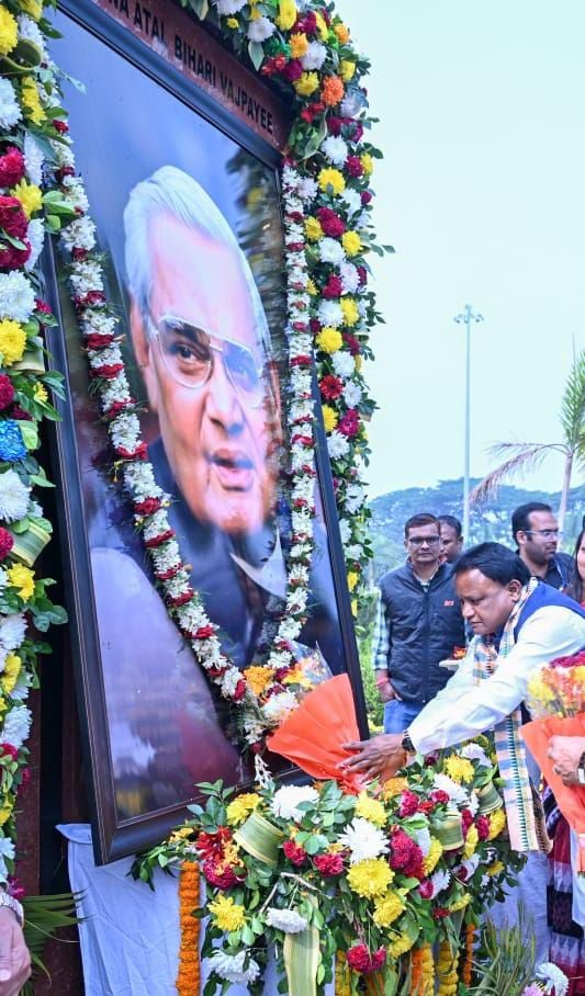 ପୂର୍ବତନ ପ୍ରଧାନମନ୍ତ୍ରୀ ଭାରତ ରତ୍ନ ସ୍ବର୍ଗତ ଅଟଳ ବିହାରୀ ବାଜପେୟୀଙ୍କ ଜୟନ୍ତୀ ଅବସରରେ AIIMS ରେ ତାଙ୍କ ପ୍ରତିମୂର୍ତ୍ତିରେ ମାଲ୍ୟାର୍ପଣ କରି ମୁଖ୍ୟମନ୍ତ୍ରୀ ଶ୍ରୀ ମୋହନ ଚରଣ ମାଝୀ ଶ୍ରଦ୍ଧାଞ୍ଜଳି ଅର୍ପଣ କରିଛନ୍ତି।