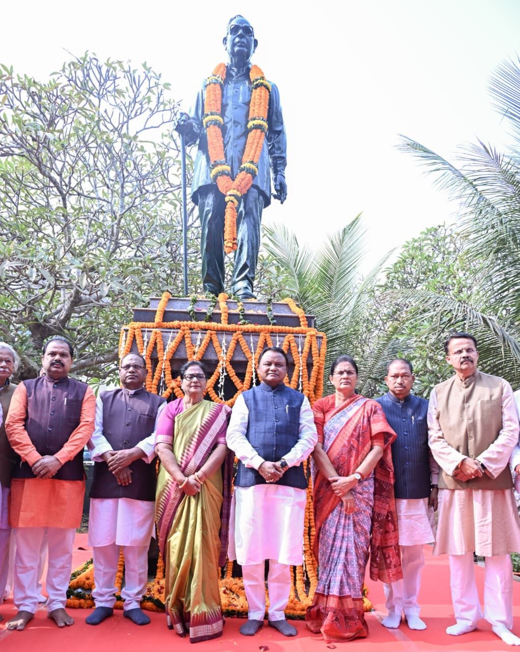 ବିଶିଷ୍ଟ ସ୍ୱାଧୀନତା ସଂଗ୍ରାମୀ ତଥା ପୂର୍ବତନ ମୁଖ୍ୟମନ୍ତ୍ରୀ ଉତ୍କଳ କେଶରୀ ଡକ୍ଟର ହରେକୃଷ୍ଣ ମହତାବଙ୍କ ଶ୍ରାଦ୍ଧ ବାର୍ଷିକୀ ଅବସରରେ ତାଙ୍କ ପ୍ରତିମୂର୍ତ୍ତିରେ ପୁଷ୍ପଗୁଚ୍ଛ ପ୍ରଦାନ କରି ମାନ୍ୟବର ମୁଖ୍ୟମନ୍ତ୍ରୀ ଶ୍ରୀ ମୋହନ ଚରଣ ମାଝୀ ଶ୍ରଦ୍ଧାଞ୍ଜଳି ଜଣାଇଛନ୍ତି।