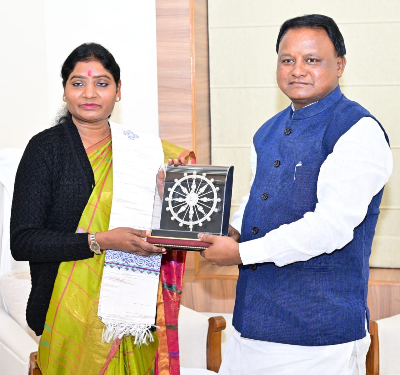ଜାତୀୟ ଅନୁସୂଚିତ ଜନଜାତି ଆୟୋଗର ମାନ୍ୟବର ସଦସ୍ୟା ଡକ୍ଟର ଆଶା ଲାକ୍ରା ମାନ୍ୟବର ମୁଖ୍ୟମନ୍ତ୍ରୀ ଶ୍ରୀ ମୋହନ ଚରଣ ମାଝୀଙ୍କୁ ସୌଜନ୍ୟମୂଳକ ସାକ୍ଷାତ କରିଥିଲେ।