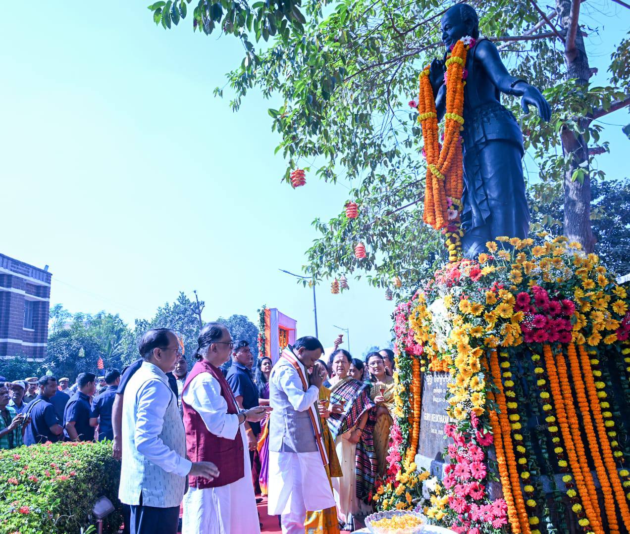 ପଦ୍ମ ବିଭୂଷଣ ଗୁରୁ ଶ୍ରୀ କେଳୁଚରଣ ମହାପାତ୍ରଙ୍କ ଜନ୍ମ ଶତବାର୍ଷିକୀ ଅବସରରେ ମାନ୍ୟବର ମୁଖ୍ୟମନ୍ତ୍ରୀ ଶ୍ରୀ ମୋହନ ଚରଣ ମାଝୀ ଭୁବନେଶ୍ୱରର ଗୁରୁ କେଳୁଚରଣ ମହାପାତ୍ର ଓଡ଼ିଶୀ ଗବେଷଣା କେନ୍ଦ୍ରରେ ସଂସ୍କୃତି ବିଭାଗ ଦ୍ୱାରା ଆୟୋଜିତ କାର୍ଯ୍ୟକ୍ରମରେ ଯୋଗ ଦେଇଛନ୍ତି।