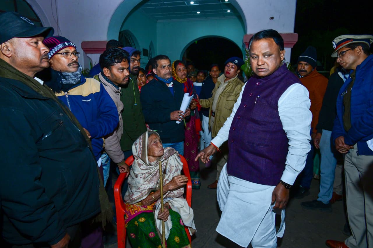 Hon'ble Chief Minister Shri Mohan Charan Majhi met the common people at Keonjhar Circuit House, received their grievances and directed the concerned departmental officers to provide appropriate solutions to all their problems.