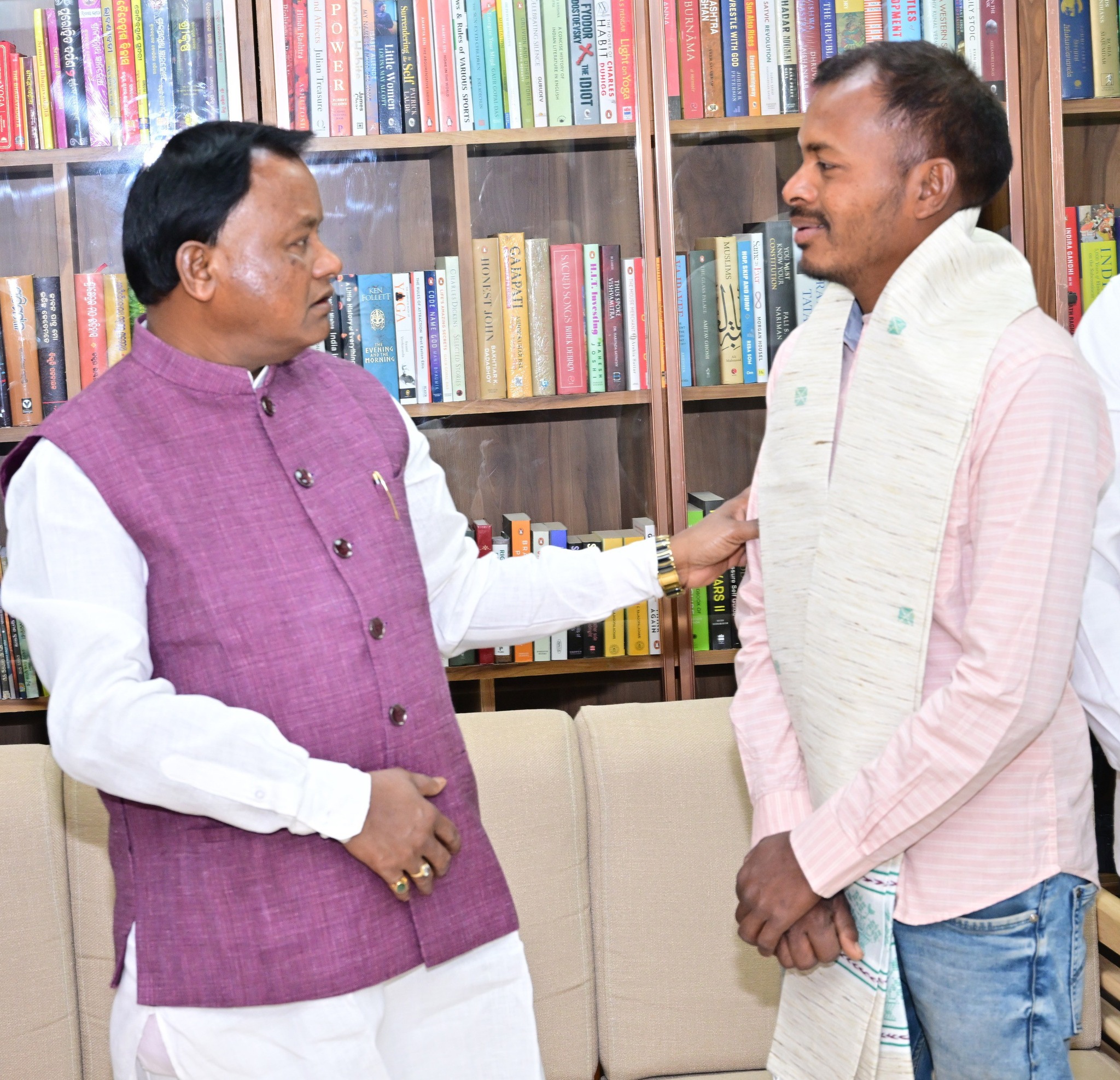 ରାଜ୍ୟ ସରକାରଙ୍କ ନୂତନ ମୁଖପତ୍ର 'ପ୍ରଗତି ପ୍ରବାହ'ରେ ସ୍ଥାନ ପାଇଥିବା ଝାରସୁଗୁଡ଼ା ଲଖନପୁର ଗ୍ରାମର ସଫଳ ଚାଷୀ ଶ୍ରୀ ହୃଦାନନ୍ଦ ବିଶିଙ୍କୁ ମାନ୍ୟବର ମୁଖ୍ୟମନ୍ତ୍ରୀ ଶ୍ରୀ ମୋହନ ଚରଣ ମାଝୀ ସମ୍ବର୍ଦ୍ଧିତ କରିଛନ୍ତି।