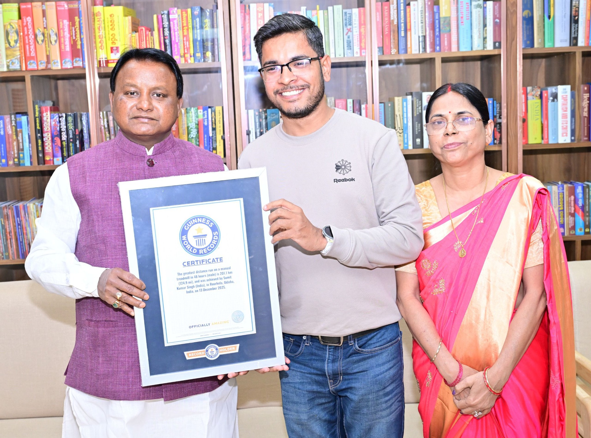 ମାନ୍ୟବର ମୁଖ୍ୟମନ୍ତ୍ରୀ ଶ୍ରୀ ମୋହନ ଚରଣ ମାଝୀଙ୍କୁ ଭେଟିଛନ୍ତି ୪୮ ଘଣ୍ଟାରେ ମାନୁଆଲ୍ ଟ୍ରେଡମିଲ୍‌ରେ ସର୍ବାଧିକ ଦୂରତା ଅତିକ୍ରମ କରି ଗିନିଜ୍ ୱାର୍ଲ୍ଡ ରେକର୍ଡ କରିଥିବା ରାଉରକେଲାର ସୁମିତ ସିଂହ।