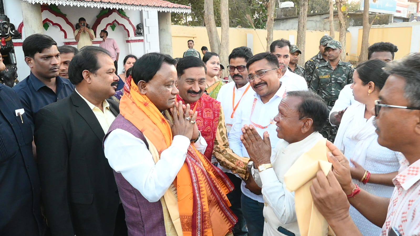 ମାନ୍ୟବର ମୁଖ୍ୟମନ୍ତ୍ରୀ ଶ୍ରୀ ମୋହନ ଚରଣ ମାଝୀ କଳାହାଣ୍ଡି ଘୁମୁରା ମହୋତ୍ସବ ଅବସରରେ ଭବାନୀପାଟଣାଠାରେ ପହଞ୍ଚିବା ପରେ 'ମା' ମାଣିକେଶ୍ଵରୀ'ଙ୍କୁ ଦର୍ଶନ କରି ଆଶୀର୍ବାଦ ଲାଭ କରିଛନ୍ତି ।