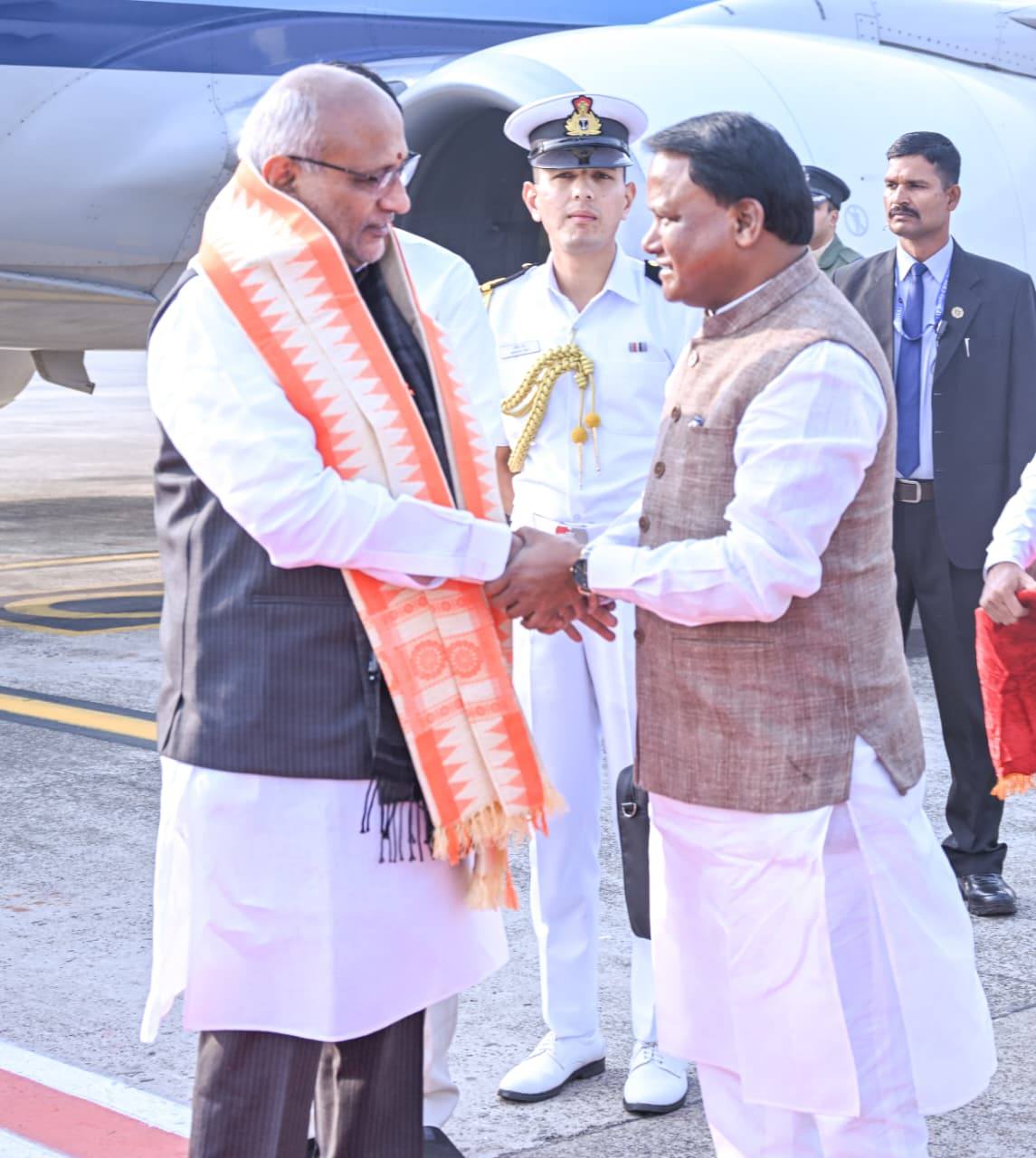 ଓଡ଼ିଶା ଗସ୍ତ ଅବସରରେ ଆସିଥିବା ମାନ୍ୟବର ଉପ ରାଷ୍ଟ୍ରପତି ଶ୍ରୀ ସି.ପି.ରାଧାକ୍ରିଷ୍ଣନ ବିମାନ ବନ୍ଦରରେ ପହଞ୍ଚିବା ପରେ ମାନ୍ୟବର ରାଜ୍ୟପାଳ ଡକ୍ଟର ହରି ବାବୁ କମ୍ଭମପାଟି ଏବଂ ମାନ୍ୟବର ମୁଖ୍ୟମନ୍ତ୍ରୀ ଶ୍ରୀ ମୋହନ ଚରଣ ମାଝୀ ତାଙ୍କୁ ସ୍ଵାଗତ ସମ୍ବର୍ଦ୍ଧନା ଜଣାଇଛନ୍ତି।