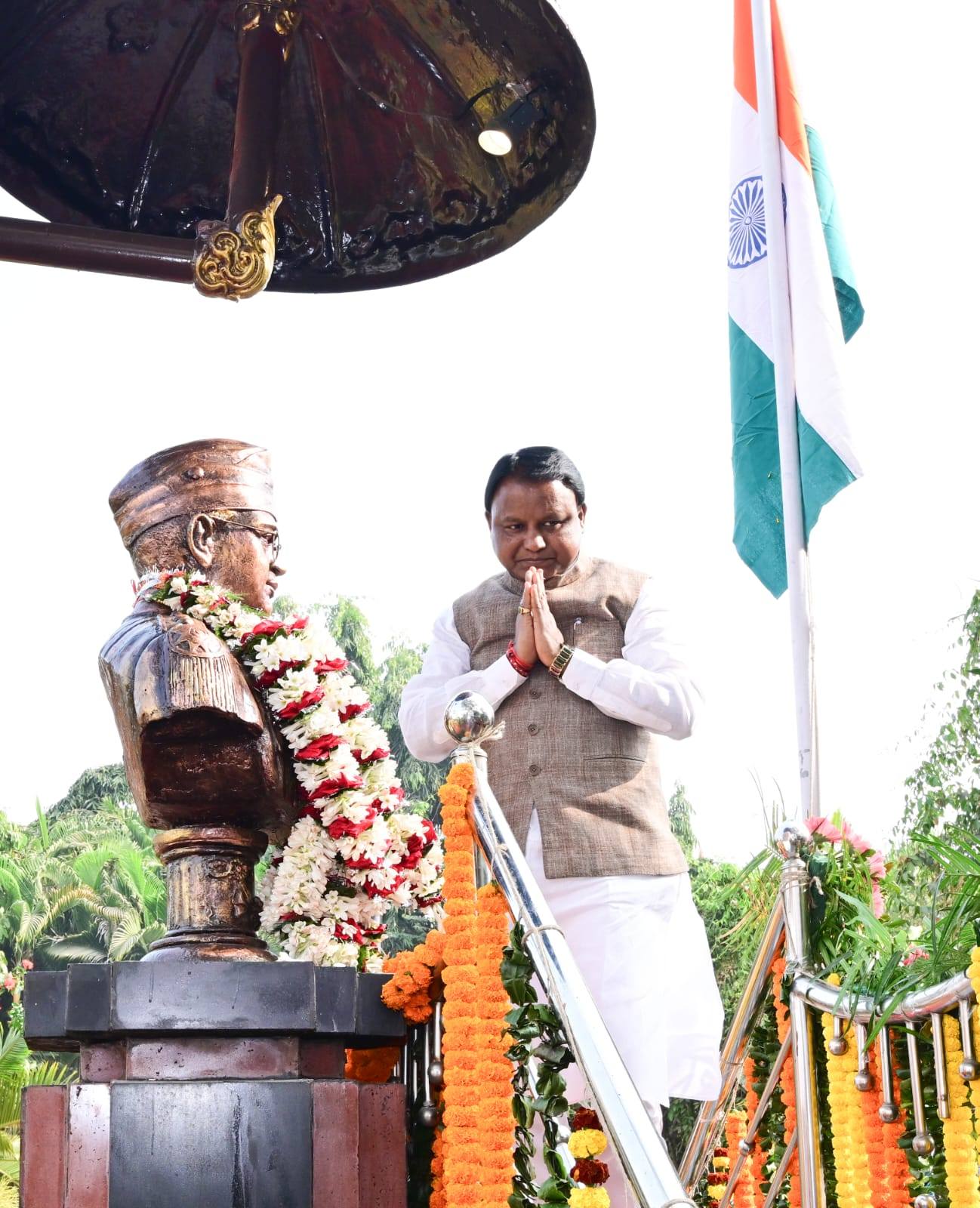 Honouring the indomitable spirit of Netaji Subhash Chandra Bose, Hon’ble Vice President of India, Hon’ble Governor Dr. Hari Babu Kambhampati, and Hon’ble Chief Minister Shri Mohan Charan Majhi paid heartfelt tributes at Netaji’s birthplace in Cuttack.