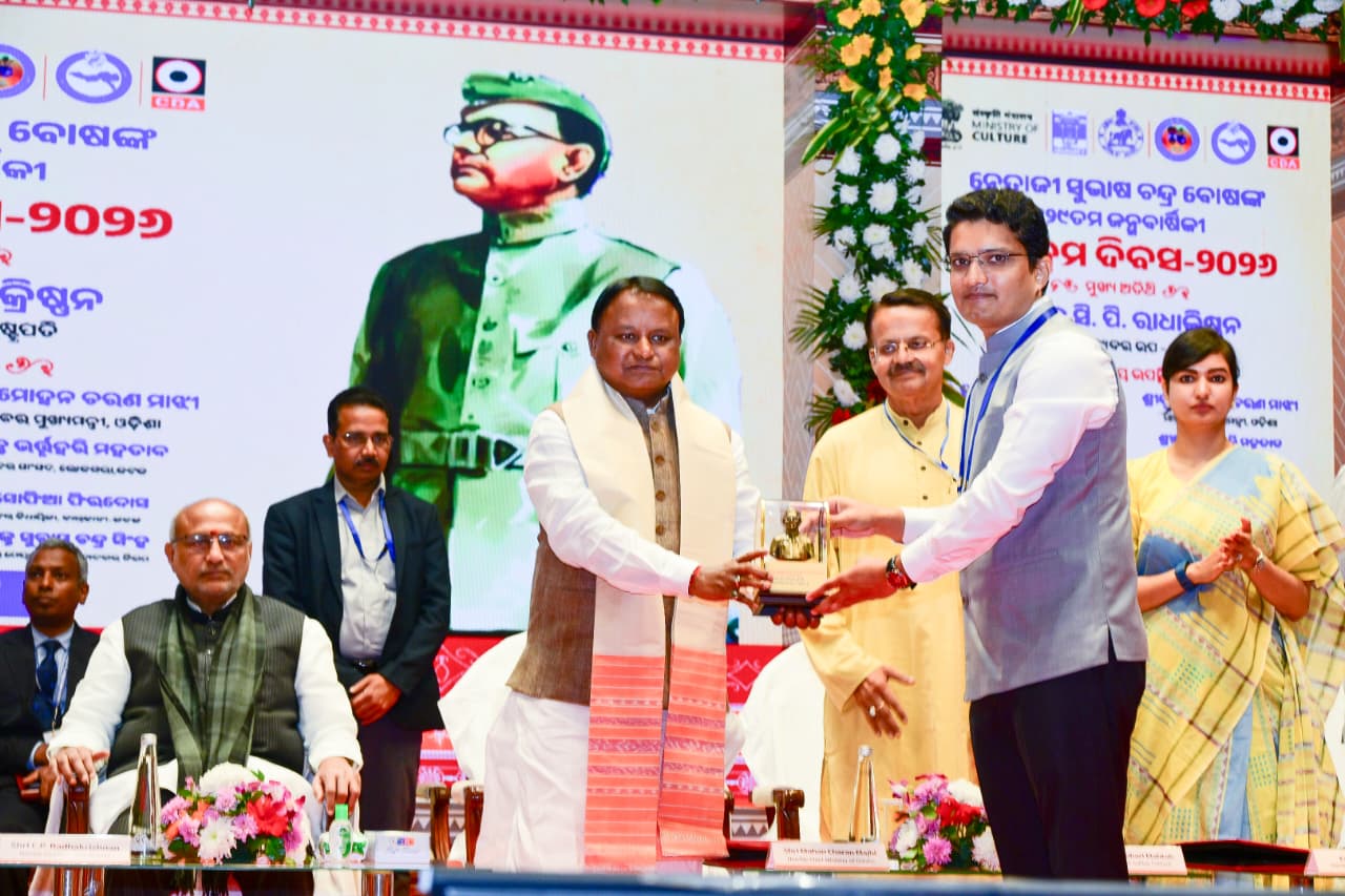 ମାନ୍ୟବର ଉପରାଷ୍ଟ୍ରପତି ଶ୍ରୀ ସି.ପି. ରାଧାକ୍ରିଷ୍ଣନ୍, ମାନ୍ୟବର ରାଜ୍ୟପାଳ  ଡକ୍ଟର ହରି ବାବୁ କମ୍ଭମପାଟି, ଏବଂ ମାନ୍ୟବର ମୁଖ୍ୟମନ୍ତ୍ରୀ ଶ୍ରୀ ମୋହନ ଚରଣ ମାଝୀ କଟକର ସଂସ୍କୃତି ଭବନରେ ନେତାଜୀ ସୁଭାଷ ଚନ୍ଦ୍ର ବୋଷଙ୍କ ଜନ୍ମବାର୍ଷିକୀ ଅବସରରେ ଆୟୋଜିତ ପରାକ୍ରମ ଦିବସ ପାଳନ କାର୍ଯ୍ୟକ୍ରମରେ ଯୋଗ ଦେଇ ନେତାଜୀଙ୍କ ପ୍ରତି ଶ୍ରଦ୍ଧାଞ୍ଜଳି ଜଣାଇବା ସହ ତାଙ୍କ ଅଗାଢ଼ ଦେଶପ୍ରେମ, ତ୍ୟାଗ ଓ ବଳିଦାନକୁ ମନେ ପକାଇଛନ୍ତି।