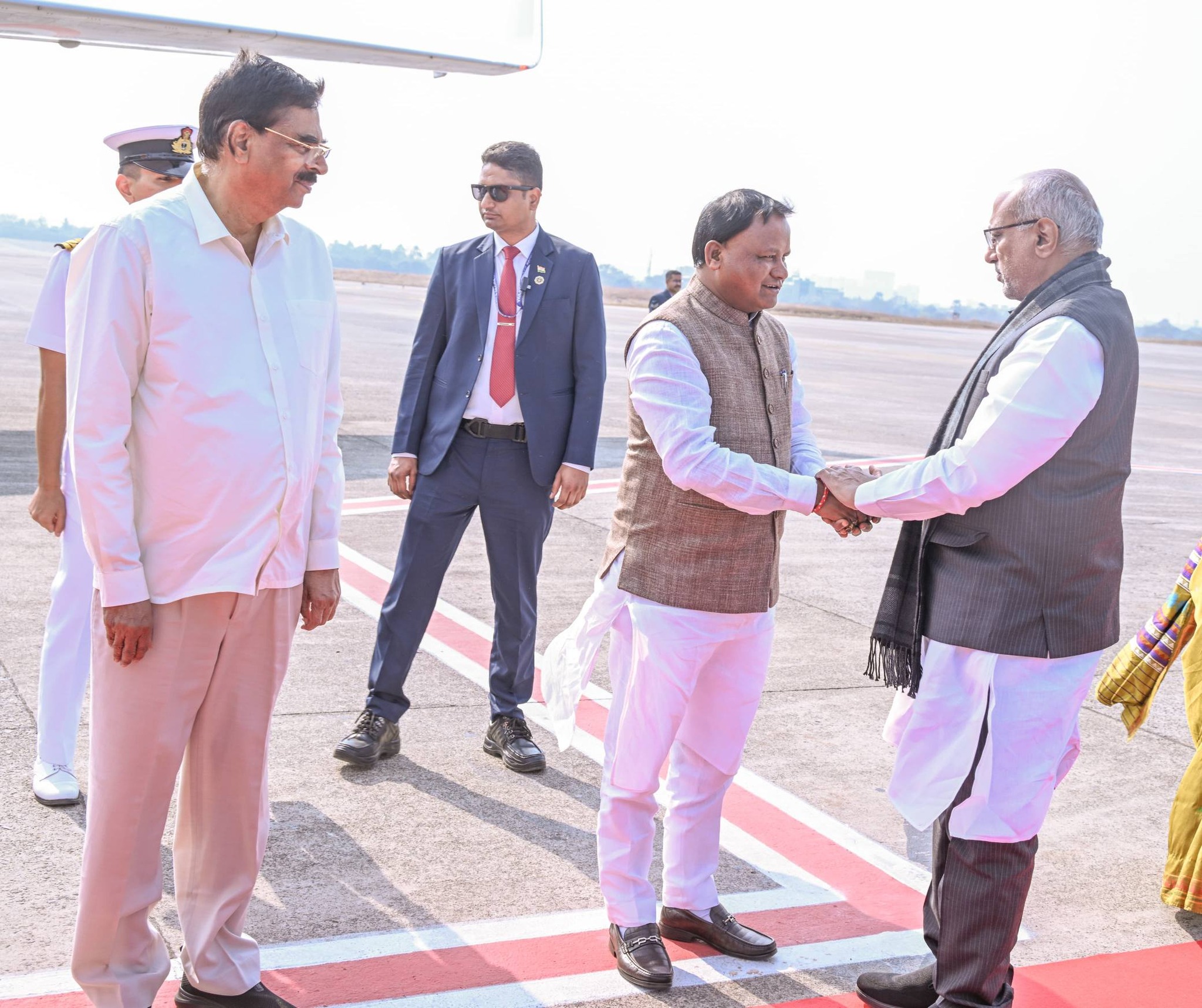 ମାନ୍ୟବର ରାଜ୍ୟପାଳ ଡକ୍ଟର ହରି ବାବୁ କମ୍ଭମପାଟି ଏବଂ ମାନ୍ୟବର ମୁଖ୍ୟମନ୍ତ୍ରୀ ଶ୍ରୀ ମୋହନ ଚରଣ ମାଝୀ ଭୁବନେଶ୍ୱର ବିମାନବନ୍ଦରରେ ଭାରତର ମାନ୍ୟବର ଉପରାଷ୍ଟ୍ରପତିଙ୍କୁ ସ୍ୱାଗତ ସମ୍ବର୍ଦ୍ଧନା ଦେଇଛନ୍ତି।