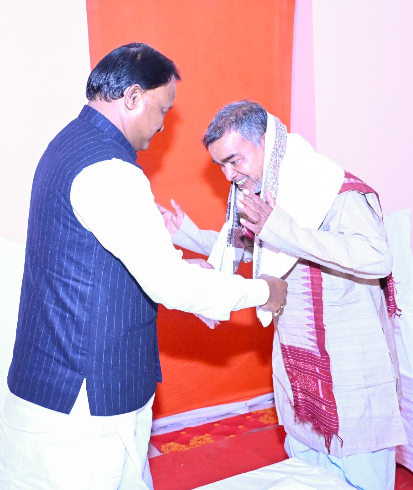 ମାନ୍ୟବର ମୁଖ୍ୟମନ୍ତ୍ରୀ ଶ୍ରୀ ମୋହନ ଚରଣ ମାଝୀ କଟକର ବାରବାଟୀ ଷ୍ଟାଡିୟମରେ ଆୟୋଜିତ ୭୭ତମ ଗଣତନ୍ତ୍ର ଦିବସ ଅବସରରେ ଚଳିତ ବର୍ଷ ପଦ୍ମଶ୍ରୀ ସମ୍ମାନ ପାଇଁ ମନୋନୀତ ହୋଇଥିବା କଟକ ଜିଲ୍ଲାର ବିଶିଷ୍ଟ ବ୍ୟକ୍ତିତ୍ୱ ଶ୍ରୀ ଶରତ କୁମାର ପାତ୍ରଙ୍କୁ ସମ୍ବର୍ଦ୍ଧିତ କରିଛନ୍ତି ।
