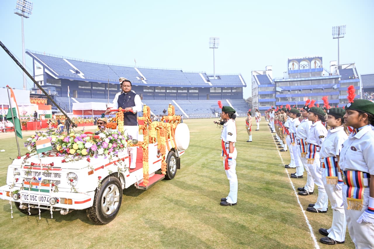 ମାନ୍ୟବର ମୁଖ୍ୟମନ୍ତ୍ରୀ ଶ୍ରୀ ମୋହନ ଚରଣ ମାଝୀ କଟକର ବାରବାଟୀ ଷ୍ଟାଡିୟମଠାରେ ଆୟୋଜିତ 'ଜିଲ୍ଲାସ୍ତରୀୟ ୭୭ ତମ ସାଧାରଣତନ୍ତ୍ର ଦିବସ' ସମାରୋହ ଅବସରରେ ଯୋଗ ଦେଇ ପରେଡ ଅଭିବାଦନ ଗ୍ରହଣ କରିଛନ୍ତି । 