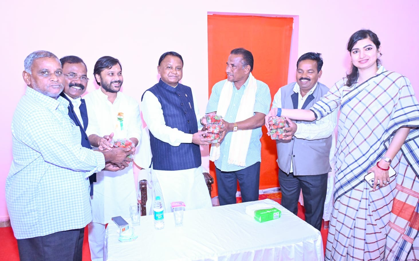 ୭୭ ତମ ଗଣତନ୍ତ୍ର ଦିବସ ଅବସରରେ କଟକ ଜିଲ୍ଲା ବାଙ୍କୀ ଓ ଡମପଡ଼ା ବ୍ଲକ୍ ର ତିନିଜଣ କୃଷକ ଜିଲ୍ଲାରେ ପ୍ରଥମ ଥର ପାଇଁ ଉତ୍ପାଦନ କରିଥିବା ଷ୍ଟ୍ରବେରୀକୁ ମାନ୍ୟବର ମୁଖ୍ୟମନ୍ତ୍ରୀ ଶ୍ରୀ ମୋହନ ଚରଣ ମାଝୀଙ୍କ ନିକଟରେ ପ୍ରଦର୍ଶିତ କରୁଛନ୍ତି ।
