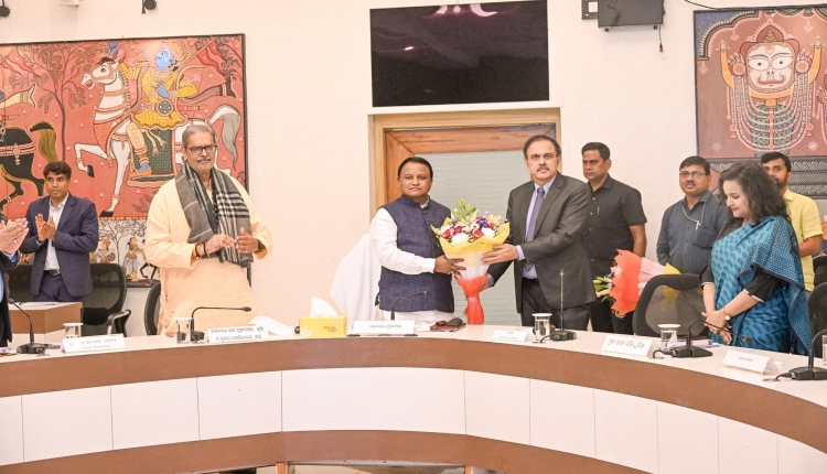 ଷଷ୍ଠ ରାଜ୍ୟ ଅର୍ଥ କମିଶନର ଅଧ୍ୟକ୍ଷ ଲୋକସେବା ଭବନରେ ମାନ୍ୟବର ମୁଖ୍ୟମନ୍ତ୍ରୀ ଶ୍ରୀ ମୋହନ ଚରଣ ମାଝୀଙ୍କୁ ଚୂଡ଼ାନ୍ତ ରିପୋର୍ଟ ପ୍ରଦାନ କରିଛନ୍ତି। 