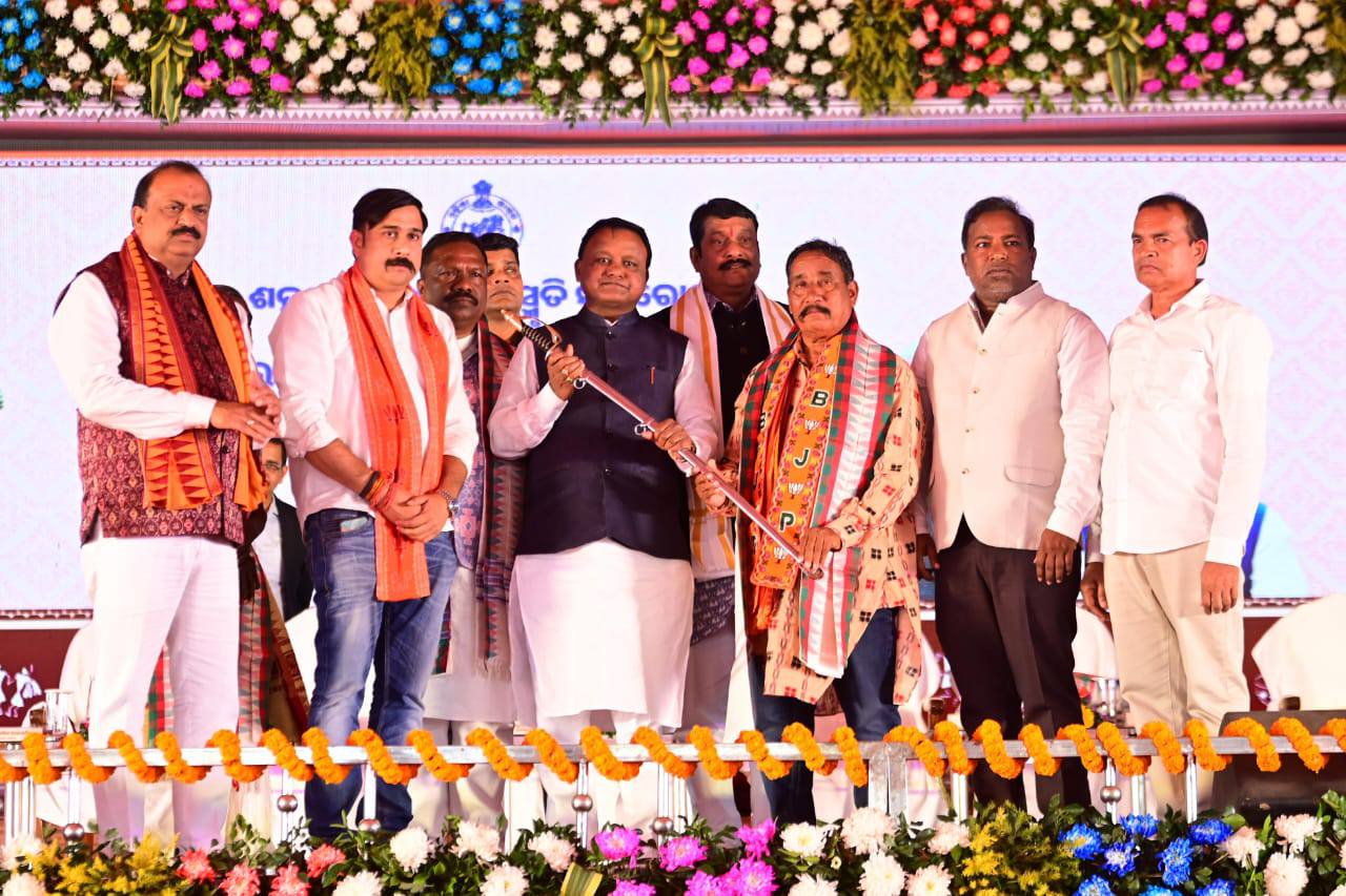 ମାନ୍ୟବର ମୁଖ୍ୟମନ୍ତ୍ରୀ ଶ୍ରୀ ମୋହନ ଚରଣ ମାଝୀ ବରଗଡ଼ ଜିଲ୍ଲାର ଘେନ୍ସରେ ଆୟୋଜିତ ରାଜ୍ୟସ୍ତରୀୟ ସାହସିକତା ଦିବସ ଏବଂ ସହିଦ ମାଧୋ ସିଂହଙ୍କ ସ୍ମୃତି ସମାରୋହରେ ଯୋଗ ଦେଇଛନ୍ତି।