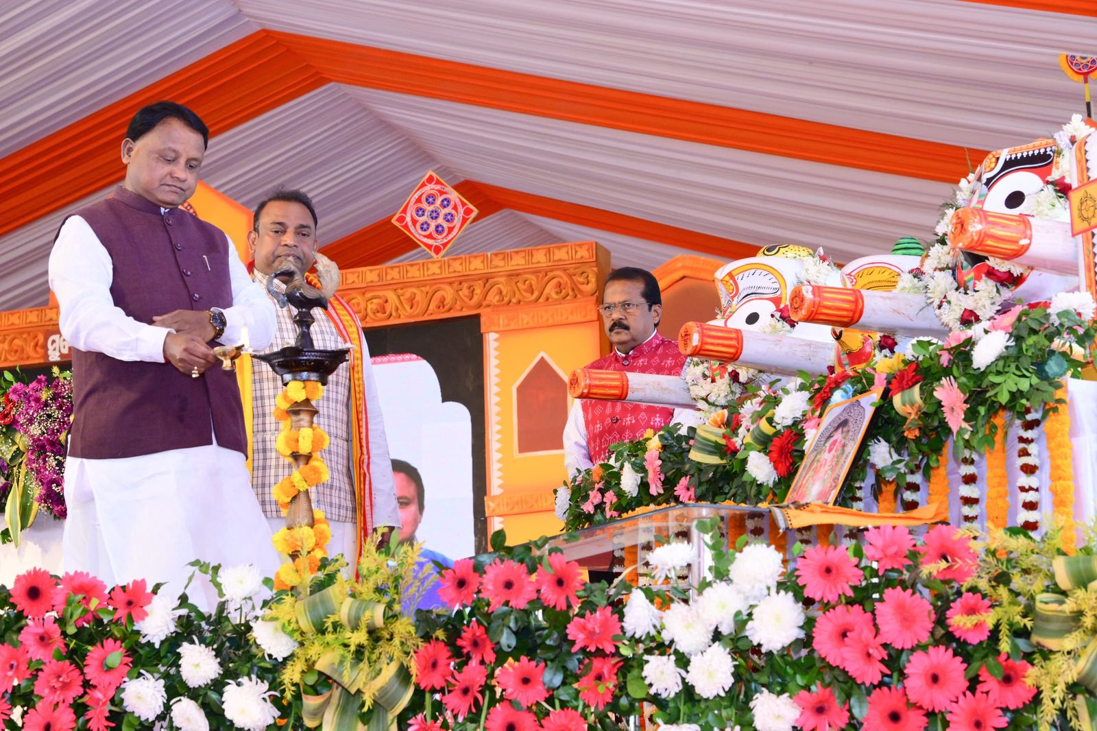 ମାନ୍ୟବର ମୁଖ୍ୟମନ୍ତ୍ରୀ ଶ୍ରୀଯୁକ୍ତ ମୋହନ ଚରଣ ମାଝୀ ସୁବର୍ଣ୍ଣପୁରରେ ଆୟୋଜିତ ସୁଭଦ୍ରା ଶକ୍ତି ମେଳା ଏବଂ ବିଭିନ୍ନ ଉନ୍ନୟନମୂଳକ କାର୍ଯ୍ୟର ଭିତ୍ତିପ୍ରସ୍ତର ସ୍ଥାପନ ଏବଂ ଉଦଘାଟନ କାର୍ଯ୍ୟକ୍ରମରେ ଯୋଗ ଦେଇଛନ୍ତି।