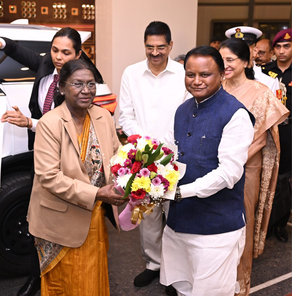 ଲୋକ ଭବନରେ ମାନ୍ୟବର ରାଜ୍ୟପାଳ ଡକ୍ଟର ହରି ବାବୁ କମ୍ଭମ୍ ପାଟି  ଏବଂ ମାନ୍ୟବର ମୁଖ୍ୟମନ୍ତ୍ରୀ ଶ୍ରୀ ମୋହନ ଚରଣ ମାଝୀ  ମାନ୍ୟବର ରାଷ୍ଟ୍ରପତି ଶ୍ରୀମତୀ ଦ୍ରୌପଦୀ ମୁର୍ମୁଜୀଙ୍କୁ ସ୍ୱାଗତ କରିଛନ୍ତି ।