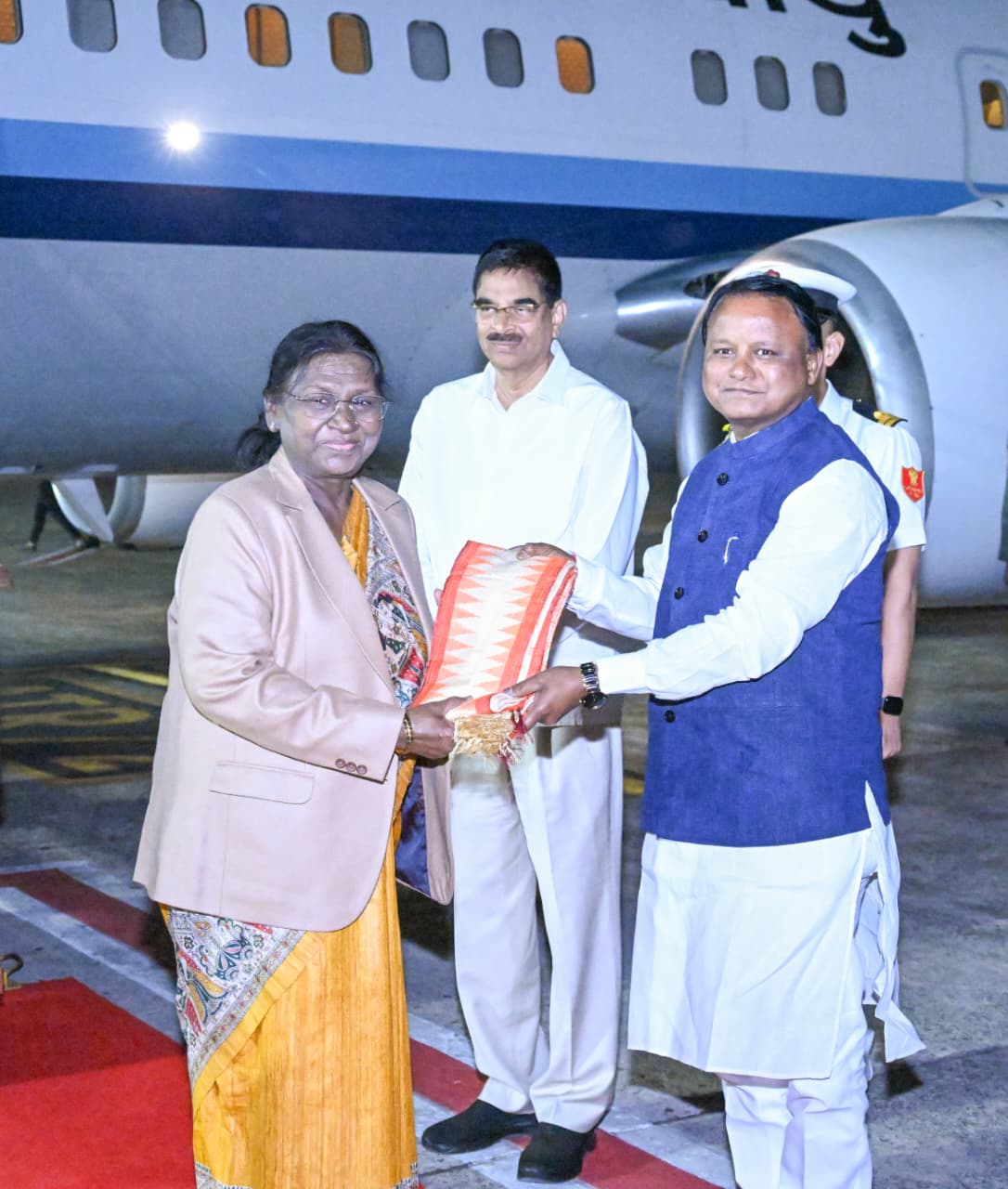 ମାନ୍ୟବର ମୁଖ୍ୟମନ୍ତ୍ରୀ ଶ୍ରୀ ମୋହନ ଚରଣ ମାଝୀ ଦେଶର ମାନ୍ୟବର ରାଷ୍ଟ୍ରପତି ଏବଂ ମାଟିର ଝିଅ ଶ୍ରୀମତୀ ଦ୍ରୌପଦୀ ମୁର୍ମୁଜୀଙ୍କୁ ଭୁବନେଶ୍ୱର ବିମାନବନ୍ଦରରେ ଓଡ଼ିଶା ପବିତ୍ର ମାଟିରେ ସ୍ୱାଗତ କରିଛନ୍ତି। 
