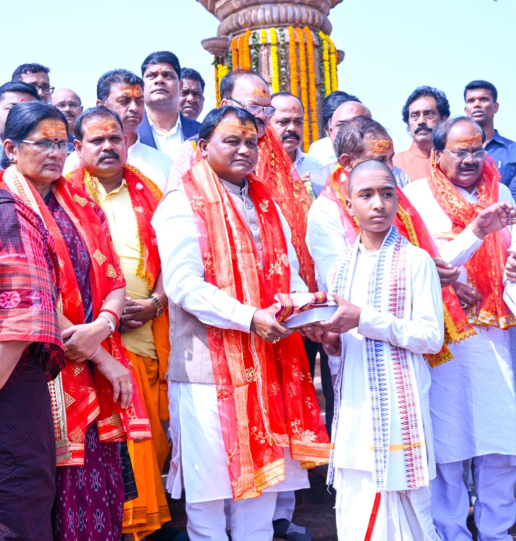 'ମୁଖ୍ୟମନ୍ତ୍ରୀଙ୍କ କନ୍ୟା ବିବାହ ଯୋଜନା'ର ଉଦଘାଟନ ଅବସରରେ, ମାନ୍ୟବର ମୁଖ୍ୟମନ୍ତ୍ରୀ ଶ୍ରୀ ମୋହନ ଚରଣ ମାଝୀ ମା ତାରାତାରିଣୀଙ୍କ ତୀର୍ଥସ୍ଥାନରେ ପୂଜାର୍ଚ୍ଚନା କରିଛନ୍ତି।