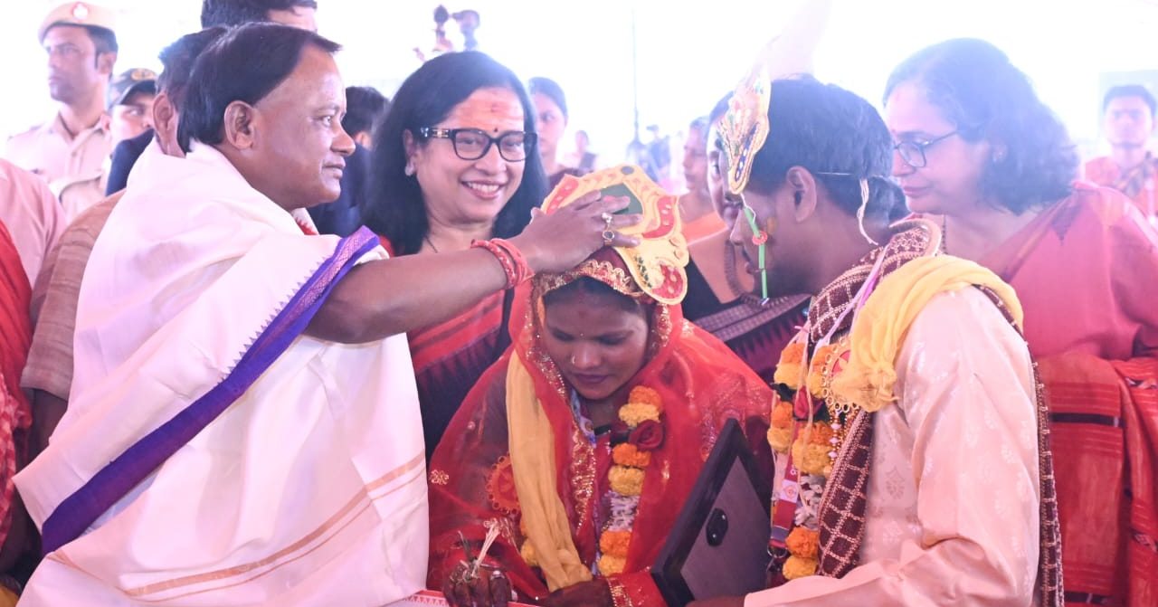 ଗଞ୍ଜାମ ଜିଲ୍ଲାର ପବିତ୍ର ତାରା ତାରିନୀ ପୀଠ ନିକଟରେ ମାନ୍ୟବର ମୁଖ୍ୟମନ୍ତ୍ରୀ ଶ୍ରୀ ମୋହନ ଚରଣ ମାଝୀଙ୍କ ଦ୍ୱାରା "ମୁଖ୍ୟମନ୍ତ୍ରୀ କାନିଆ ବିବାହ" ଯୋଜନା ର ଶୁଭାରମ୍ଭ କରିଛନ୍ତି।