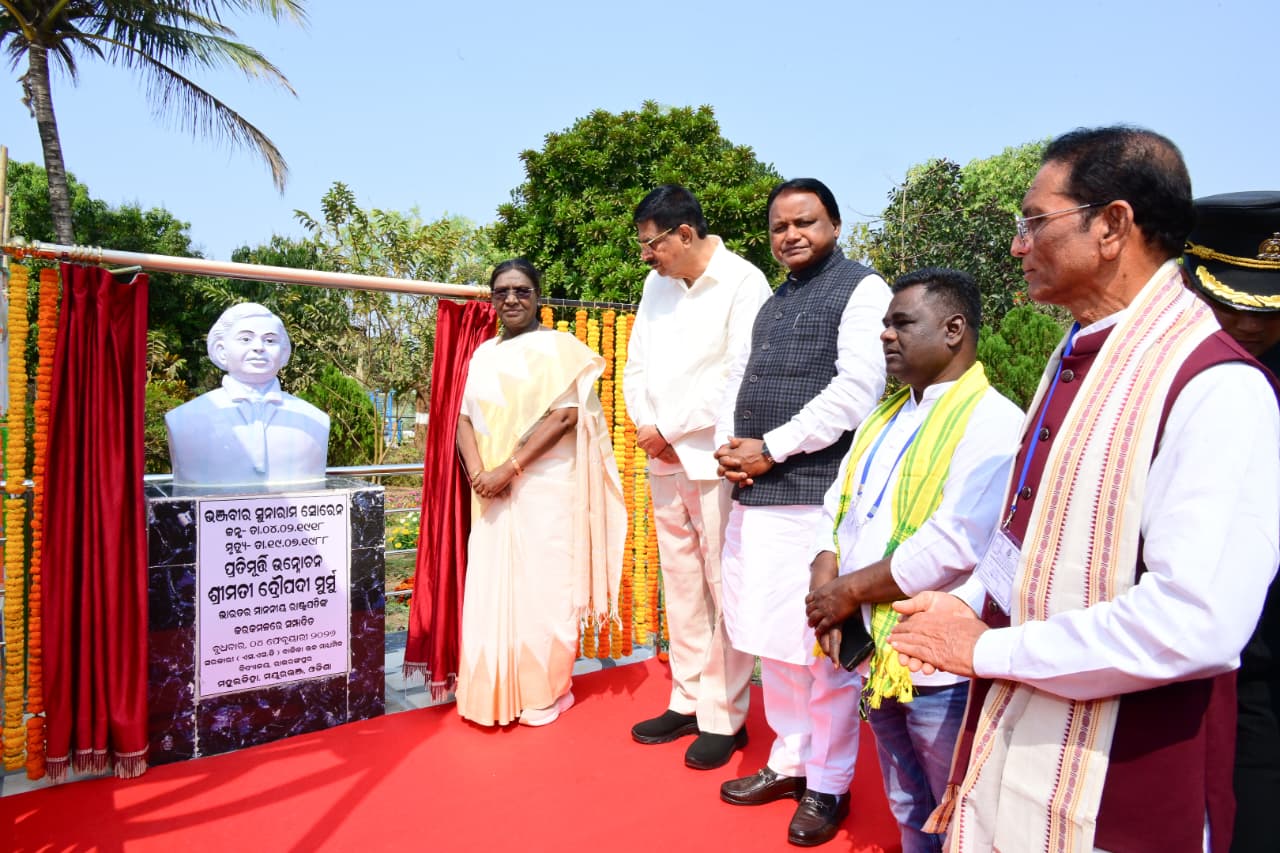 ମାନ୍ୟବର ରାଷ୍ଟ୍ରପତି ଶ୍ରୀମତୀ ଦ୍ରୌପଦୀ ମୁର୍ମୁ ମୟୂରଭଞ୍ଜ ଜିଲ୍ଲାସ୍ଥିତ ମହୁଲଡିହା ସରକାରୀ ଏସ୍.ଏସ୍.ଡି ବାଳିକା ଉଚ୍ଚ ମାଧ୍ୟମିକ ବିଦ୍ୟାଳୟ ପରିସରରେ ଭଞ୍ଜବୀର ସୁନାରାମ ସୋରେନଙ୍କ ପ୍ରତିମୂର୍ତ୍ତି ଉନ୍ମୋଚନ କରିବା ସହ ବିଦ୍ୟାର୍ଥୀଙ୍କ ସହ ବାର୍ତ୍ତାଳପ କରିଛନ୍ତି। 