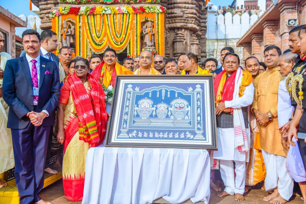 ମାନ୍ୟବର ରାଷ୍ଟ୍ରପତି ଶ୍ରୀମତୀ ଦ୍ରୌପଦୀ ମୁର୍ମୁଙ୍କ ସହ ମାନ୍ୟବର ମୁଖ୍ୟମନ୍ତ୍ରୀ ଶ୍ରୀ ମୋହନ ଚରଣ ମାଝୀ ପୁରୀ ଶ୍ରୀମନ୍ଦିରରେ ମହାପ୍ରଭୁଙ୍କ ଦର୍ଶନ କରି ଆଶୀର୍ବାଦ ଲାଭ କରିଛନ୍ତି।