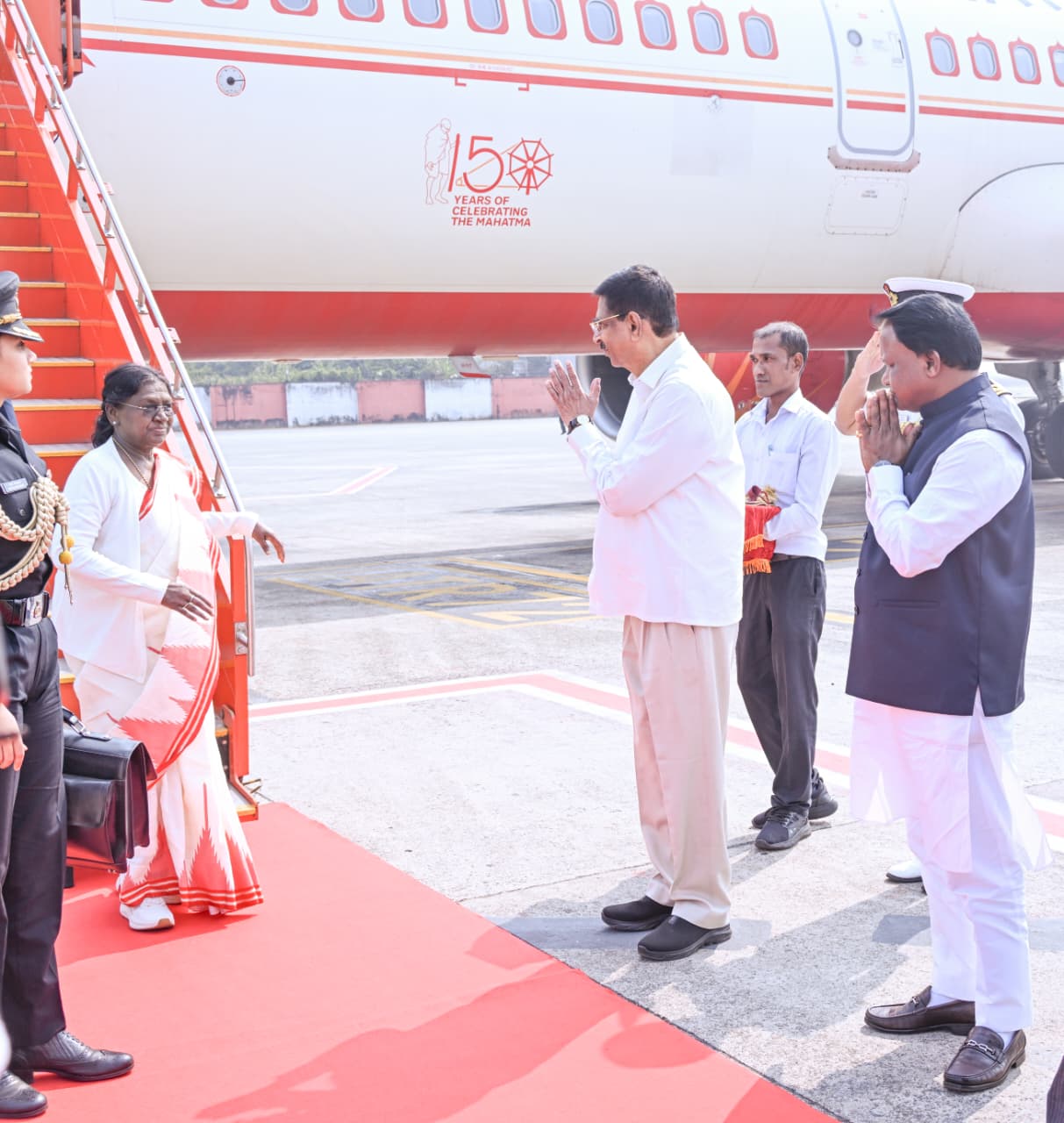 ମାନ୍ୟବର ରାଜ୍ୟପାଳ ଡକ୍ଟର ହରିବାବୁ କମ୍ଭମପାଟି ଏବଂ ମାନ୍ୟବର ମୁଖ୍ୟମନ୍ତ୍ରୀ ଶ୍ରୀ ମୋହନ ଚରଣ ମାଝୀ ଭାରତର ମାନ୍ୟବର ରାଷ୍ଟ୍ରପତି ଶ୍ରୀମତୀ ଦ୍ରୌପଦୀ ମୁର୍ମୁଙ୍କୁ ଭୁବନେଶ୍ୱର ବିମାନ ବନ୍ଦରରେ ସ୍ୱାଗତ କରିଛନ୍ତି|