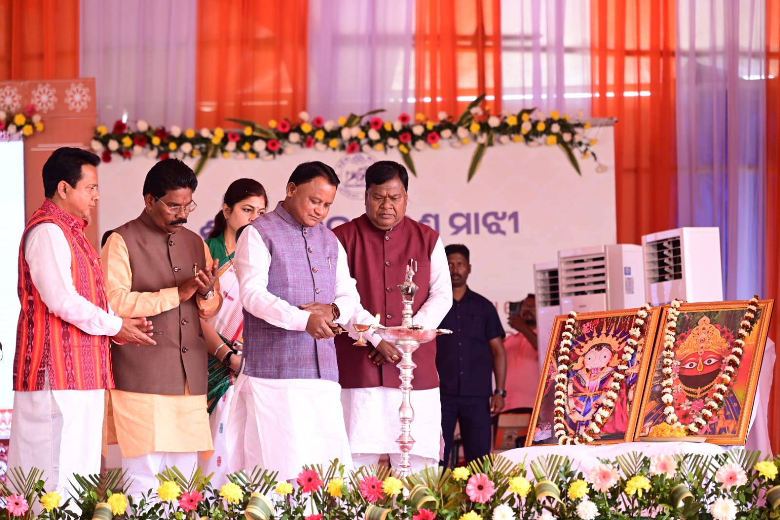 କେନ୍ଦୁଝର ବଳଭଦ୍ରପୁରଠାରେ ମାନ୍ୟବର ମୁଖ୍ୟମନ୍ତ୍ରୀ ଶ୍ରୀ ମୋହନ ଚରଣ ମାଝୀ ଏକ ଟେକ୍ସଟାଇଲ ପାର୍କ ଏବଂ ବିପର୍ଯ୍ୟୟ ପୁନରୁଦ୍ଧାର କେନ୍ଦ୍ର ତଥା ଡାଟା ସେଣ୍ଟର ପାଇଁ ଶିଳାନ୍ୟାସ କରିବା ଅବସରରେ ଆୟୋଜିତ କାର୍ଯ୍ୟକ୍ରମରେ ଯୋଗ ଦେଇଛନ୍ତି।