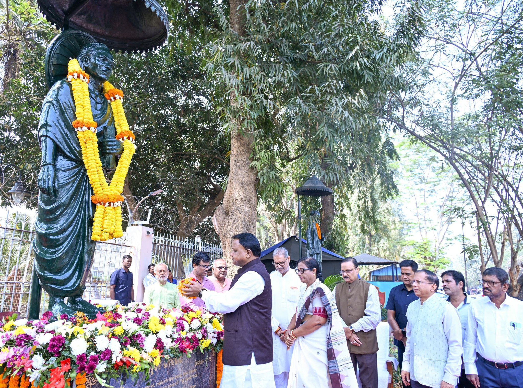 ସନ୍ଥ କବି ଭୀମ ଭୋଇଙ୍କ ଶ୍ରାଦ୍ଧ ବାର୍ଷିକୀ ଅବସରରେ, ମାନ୍ୟବର ମୁଖ୍ୟମନ୍ତ୍ରୀ ଶ୍ରୀଯୁକ୍ତ ମୋହନ ଚରଣ ମାଝୀ ତାଙ୍କ ପ୍ରତିମୂର୍ତ୍ତିରେ ପୁଷ୍ପଗୁଚ୍ଛ ପ୍ରଦାନ କରି ଶ୍ରଦ୍ଧାଞ୍ଜଳି ଅର୍ପଣ କରିଛନ୍ତି।