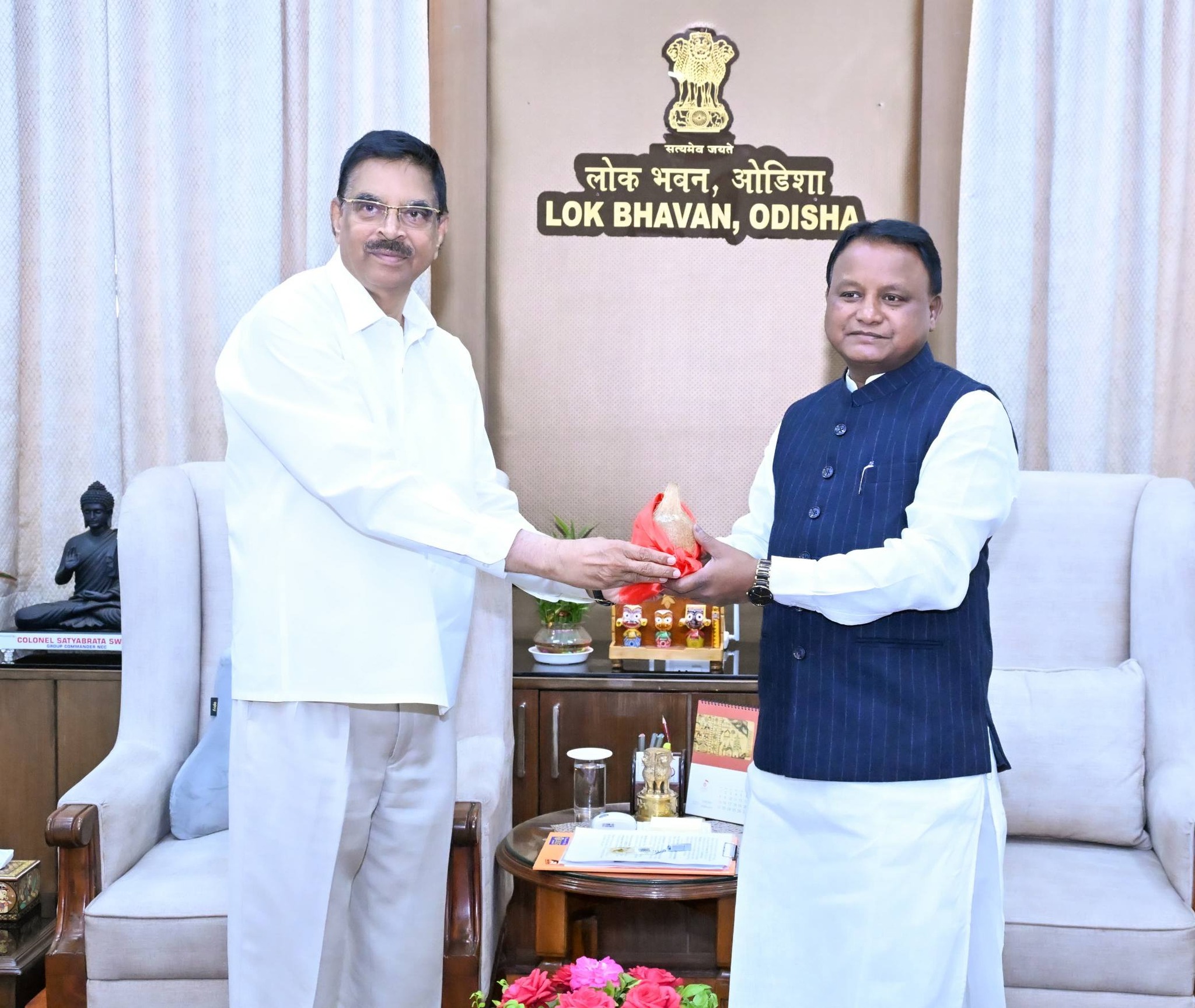 ମାନ୍ୟବର ମୁଖ୍ୟମନ୍ତ୍ରୀ ଶ୍ରୀ ମୋହନ ଚରଣ ମାଝୀ ଲୋକ ଭବନରେ ମାନ୍ୟବର ରାଜ୍ୟପାଳ ଡକ୍ଟର ହରି ବାବୁ କମ୍ଭମ୍ ପାଟିଙ୍କୁ ସାଧାରଣ ବଜେଟର ୨୦୨୬–୨୭ ର ଏକ କପି ଉପସ୍ଥାପନ କରିଥିଲେ।