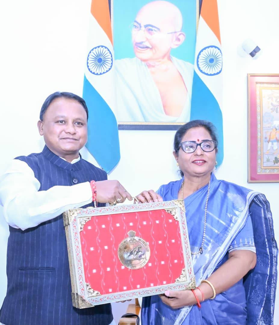 ମାନ୍ୟବର ମୁଖ୍ୟମନ୍ତ୍ରୀ ଶ୍ରୀ ମୋହନ ଚରଣ ମାଝୀ ଓଡ଼ିଶା ବିଧାନ ସଭାରେ ମାନ୍ୟବର ବାଚସ୍ପତି ଶ୍ରୀମତୀ ସୁରମା ପାଢ଼ୀ ଏବଂ ମାନ୍ୟବର ଉପବାଚସ୍ପତି ଶ୍ରୀୟୁକ୍ତ ଭବାନୀ ଶଙ୍କର ଭୋଇଙ୍କୁ ସାଧାରଣ ବଜେଟ ୨୦୨୬-୨୭ ର ନକଲ ପ୍ରଦାନ କରିଥିଲେ।