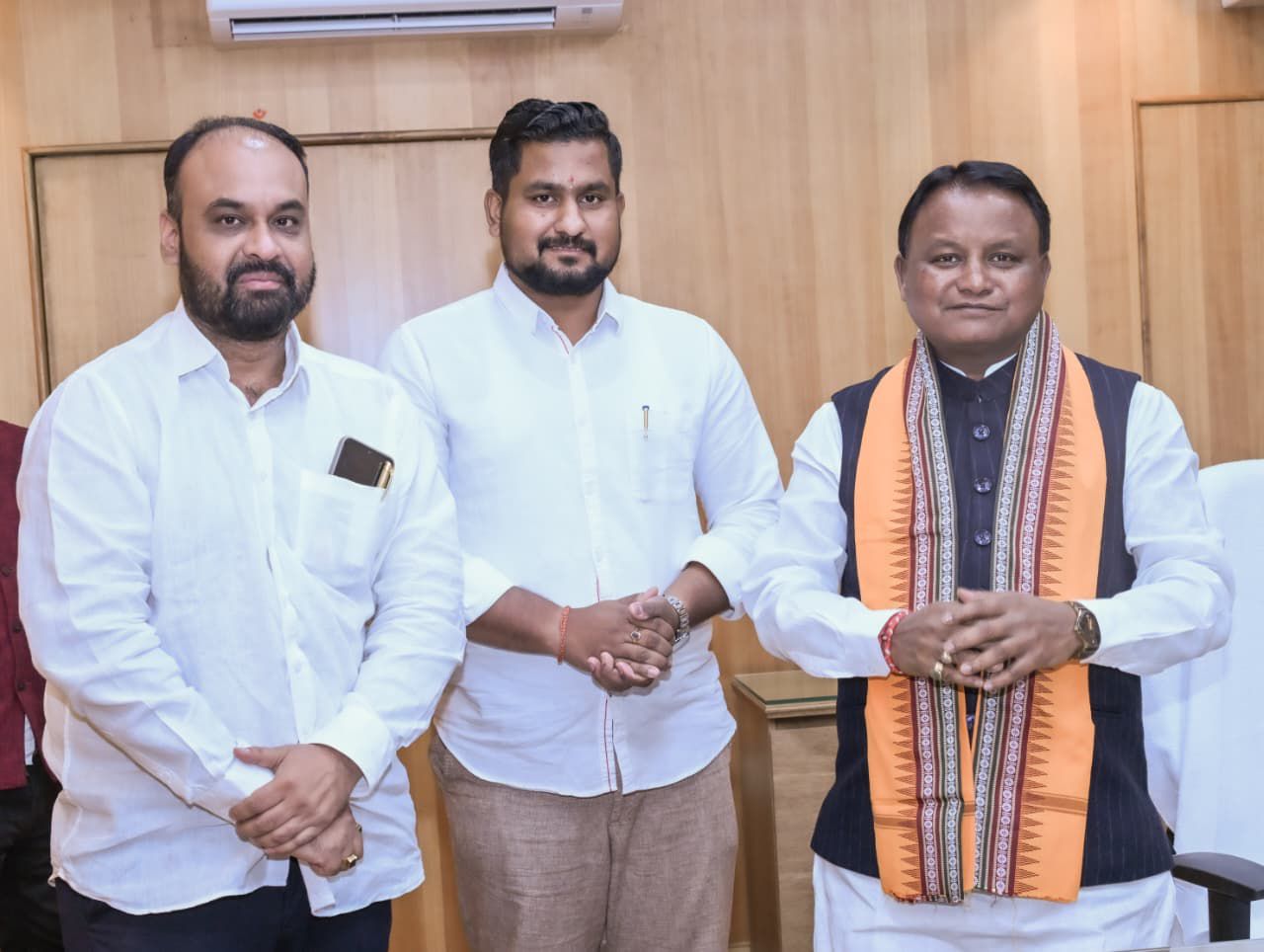 ଚଳିତ ବଜେଟ ୨୦୨୬-୨୭ ରେ ଭଦ୍ରକରେ ନୂତନ ବିଶ୍ଵବିଦ୍ୟାଳୟ ପ୍ରତିଷ୍ଠା ପାଇଁ ନିଷ୍ପତ୍ତି ନିଆଯାଇଥିବାରୁ ମାନ୍ୟବର ଉଚ୍ଚଶିକ୍ଷା ମନ୍ତ୍ରୀ ଶ୍ରୀ ସୂର୍ଯ୍ୟବଂଶୀ ସୁରଜ ଏବଂ ମାନ୍ୟବର ଭଦ୍ରକ ବିଧାୟକ ଶ୍ରୀ ସିତାଂଶୁ ଶେଖର ମହାପାତ୍ର ବିଧାନସଭା ପ୍ରକୋଷ୍ଠରେ ମାନ୍ୟବର ମୁଖ୍ୟମନ୍ତ୍ରୀ ଶ୍ରୀ ମୋହନ ଚରଣ ମାଝୀଙ୍କୁ ଭେଟି ଧନ୍ୟବାଦ୍ ଓ କୃତଜ୍ଞତା ଜ୍ଞାପନ କରିଛନ୍ତି ।  