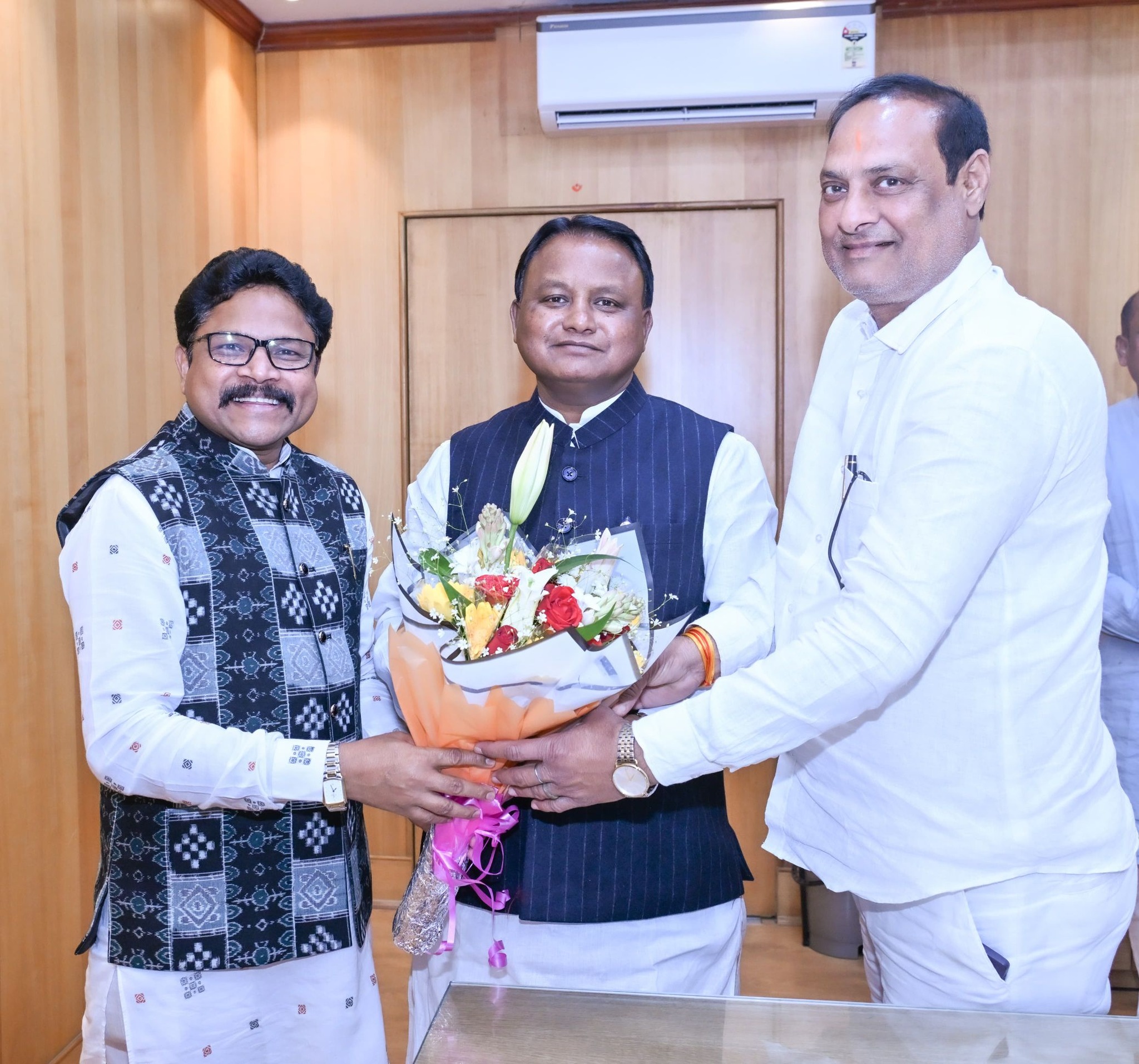 ରାଜ୍ୟ ବଜେଟ ୨୦୨୬-୨୭ରେ ବଲାଙ୍ଗୀରରେ ସରକାରୀ ଇଞ୍ଜିନିୟରିଂ କଲେଜ ଓ କୃଷି ମହାବିଦ୍ୟାଳୟ ପ୍ରତିଷ୍ଠା ପାଇଁ ନିଷ୍ପତ୍ତି ନିଆଯାଇଥିବାରୁ ମାନ୍ୟବର ସ୍ୱାସ୍ଥ୍ୟମନ୍ତ୍ରୀ ଡ଼ ମୁକେଶ ମହଲିଙ୍ଗ ଏବଂ ମାନ୍ୟବର ଟିଟଲାଗଡ଼ ବିଧାୟକ ଶ୍ରୀ ନବୀନ ଜୈନ ବିଧାନସଭା ପ୍ରକୋଷ୍ଠରେ ମାନ୍ୟବର ମୁଖ୍ୟମନ୍ତ୍ରୀ ଶ୍ରୀ ମୋହନ ଚରଣ ମାଝୀଙ୍କୁ ଭେଟି ଧନ୍ୟବାଦ୍ ଓ କୃତଜ୍ଞତା ଜ୍ଞାପନ କରିଛନ୍ତି ।  