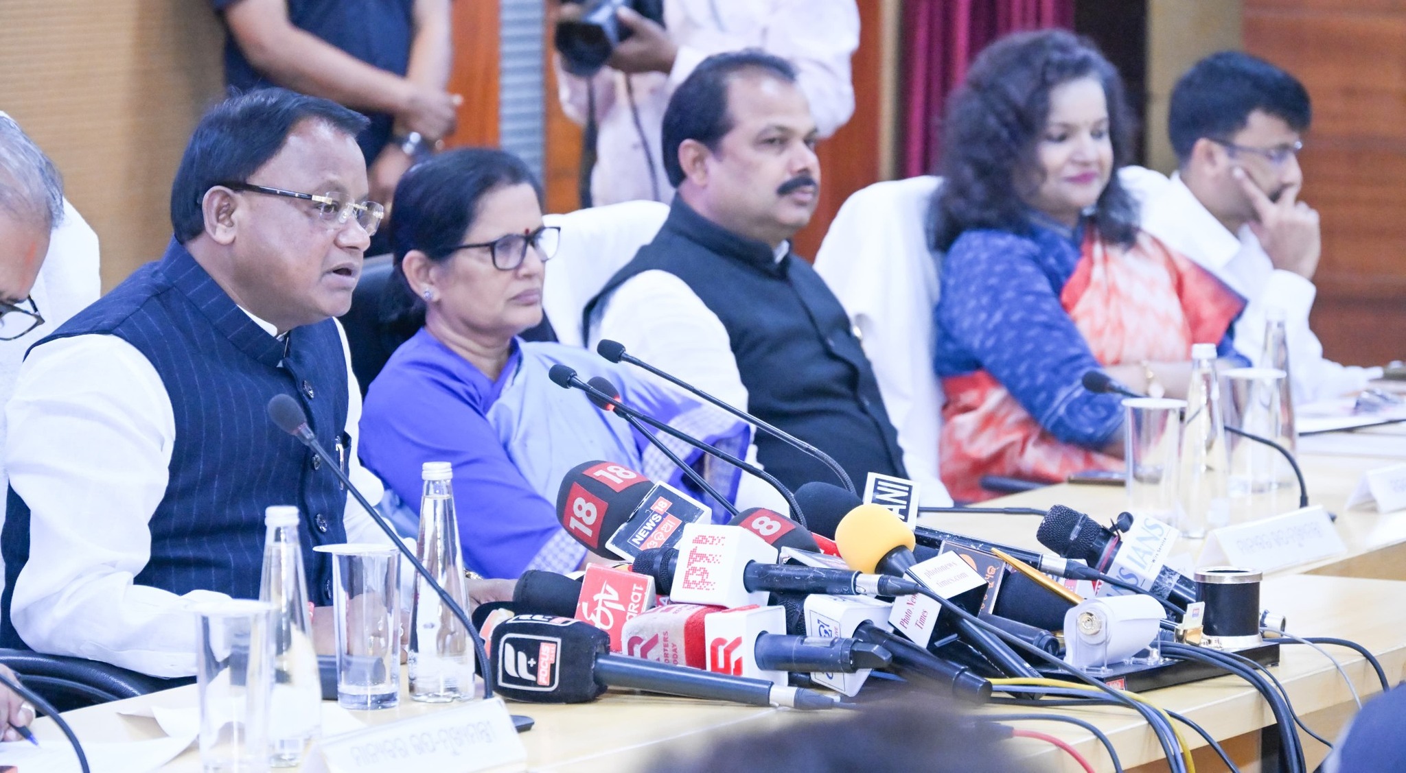 ମାନ୍ୟବର ମୁଖ୍ୟମନ୍ତ୍ରୀ ଶ୍ରୀ ମୋହନ ଚରଣ ମାଝୀ ବଜେଟ୍ ଆକଳନ, ୨୦୨୬-୨୭ ଉପସ୍ଥାପନ ପରବର୍ତ୍ତୀ ସାମ୍ବାଦିକ ସମ୍ମିଳନୀରେ ବିବୃତ୍ତି ରଖିଛନ୍ତି ।