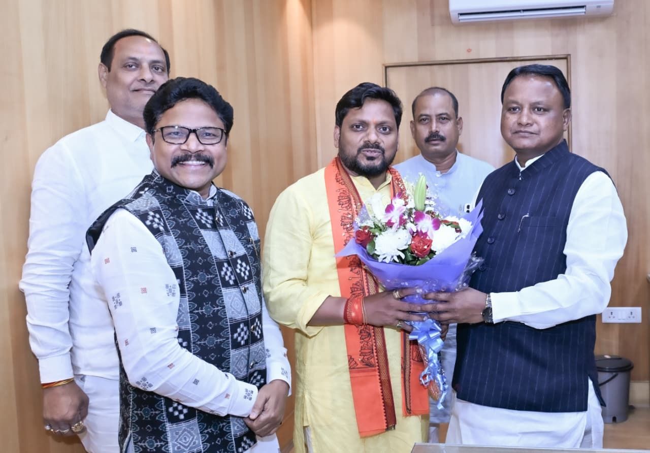 ରାଜ୍ୟ ବଜେଟ ୨୦୨୬-୨୭ରେ କେନ୍ଦ୍ରାପଡ଼ା ତୁଳସୀ କ୍ଷେତ୍ରର ବିକାଶ ଏବଂ ନୂତନ ବିଶ୍ଵବିଦ୍ୟାଳୟ ପ୍ରତିଷ୍ଠା ପାଇଁ ନିଷ୍ପତ୍ତି ନିଆଯାଇଥିବାରୁ ମାନ୍ୟବର  ମହାକାଳପଡ଼ା ବିଧାୟକ ଶ୍ରୀ ଦୁର୍ଗା ପ୍ରସନ୍ନ ନାୟକ ବିଧାନସଭା ପ୍ରକୋଷ୍ଠରେ  ମାନ୍ୟବର ମୁଖ୍ୟମନ୍ତ୍ରୀ ଶ୍ରୀ ମୋହନ ଚରଣ ମାଝୀଙ୍କୁ ଭେଟି ଧନ୍ୟବାଦ୍ ଓ କୃତଜ୍ଞତା ଜ୍ଞାପନ କରିଛନ୍ତି । 