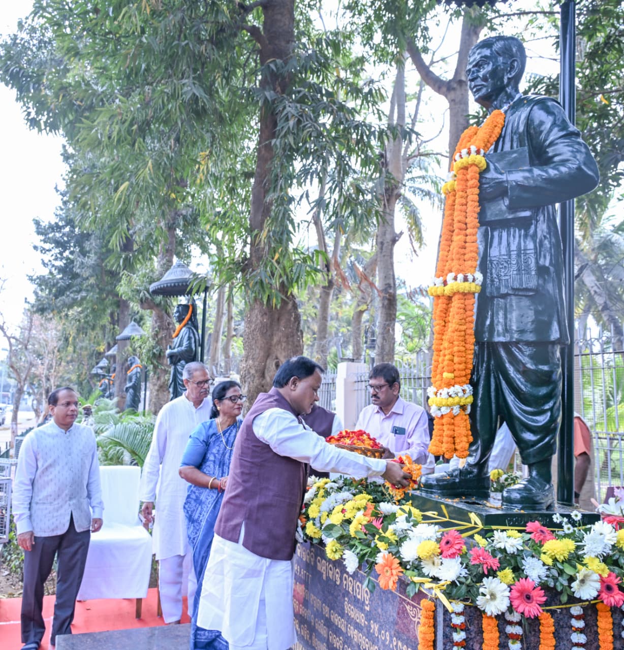 ଓଡ଼ିଶାର କାଳଜୟୀ ସାରସ୍ଵତ ସାଧକ କାନ୍ତକବି ଲକ୍ଷ୍ମୀକାନ୍ତ ମହାପାତ୍ରଙ୍କ ଶ୍ରାଦ୍ଧ ବାର୍ଷିକୀ ଅବସରରେ ମାନ୍ୟବର ମୁଖ୍ୟମନ୍ତ୍ରୀ ଶ୍ରୀ ମୋହନ ଚରଣ ମାଝୀ ବିଧାନସଭା ପରିସରରେ ଥିବା ତାଙ୍କ ପ୍ରତିମୂର୍ତ୍ତିରେ ପୁଷ୍ପଗୁଚ୍ଛ ପ୍ରଦାନ କରି ଶ୍ରଦ୍ଧାଞ୍ଜଳି ଜଣାଇଛନ୍ତି ।