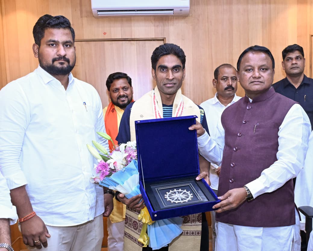 ବାହାରିନ ଠାରେ ବିଡବ୍ଲ୍ୟୁଏଫ୍ (BWF) ବିଶ୍ୱ ପାରା ବ୍ୟାଡମିଣ୍ଟନ ଚାମ୍ପିୟନସିପରେ ଷଷ୍ଠ ଥର ପାଇଁ ସ୍ୱର୍ଣ୍ଣ ପଦକ ସହ କ୍ରମାଗତ ଚତୁର୍ଥ ଥର ପାଇଁ ବିଶ୍ୱ ଟାଇଟଲ୍ ଜିତି ଐତିହାସିକ ସଫଳତା ଅର୍ଜନ କରିଥିବା ପଦ୍ମଶ୍ରୀ ପ୍ରମୋଦ ଭଗତଙ୍କୁ ମାନ୍ୟବର ମୁଖ୍ୟମନ୍ତ୍ରୀ ଶ୍ରୀ ମୋହନ ଚରଣ ମାଝୀ ସମ୍ବର୍ଦ୍ଧିତ କରିଛନ୍ତି। ଏହି ଅବସରରେ ମାନ୍ୟବର ରାଜସ୍ୱ ମନ୍ତ୍ରୀ ଶ୍ରୀ ସୁରେଶ ପୂଜାରୀ ଏବଂ ମାନ୍ୟବର କ୍ରୀଡା ମନ୍ତ୍ରୀ ଶ୍ରୀ ସୂର୍ଯ୍ୟବଂଶୀ ସୁରଜ୍ ମଧ୍ୟ ଉପସ୍ଥିତ ଅଛନ୍ତି।