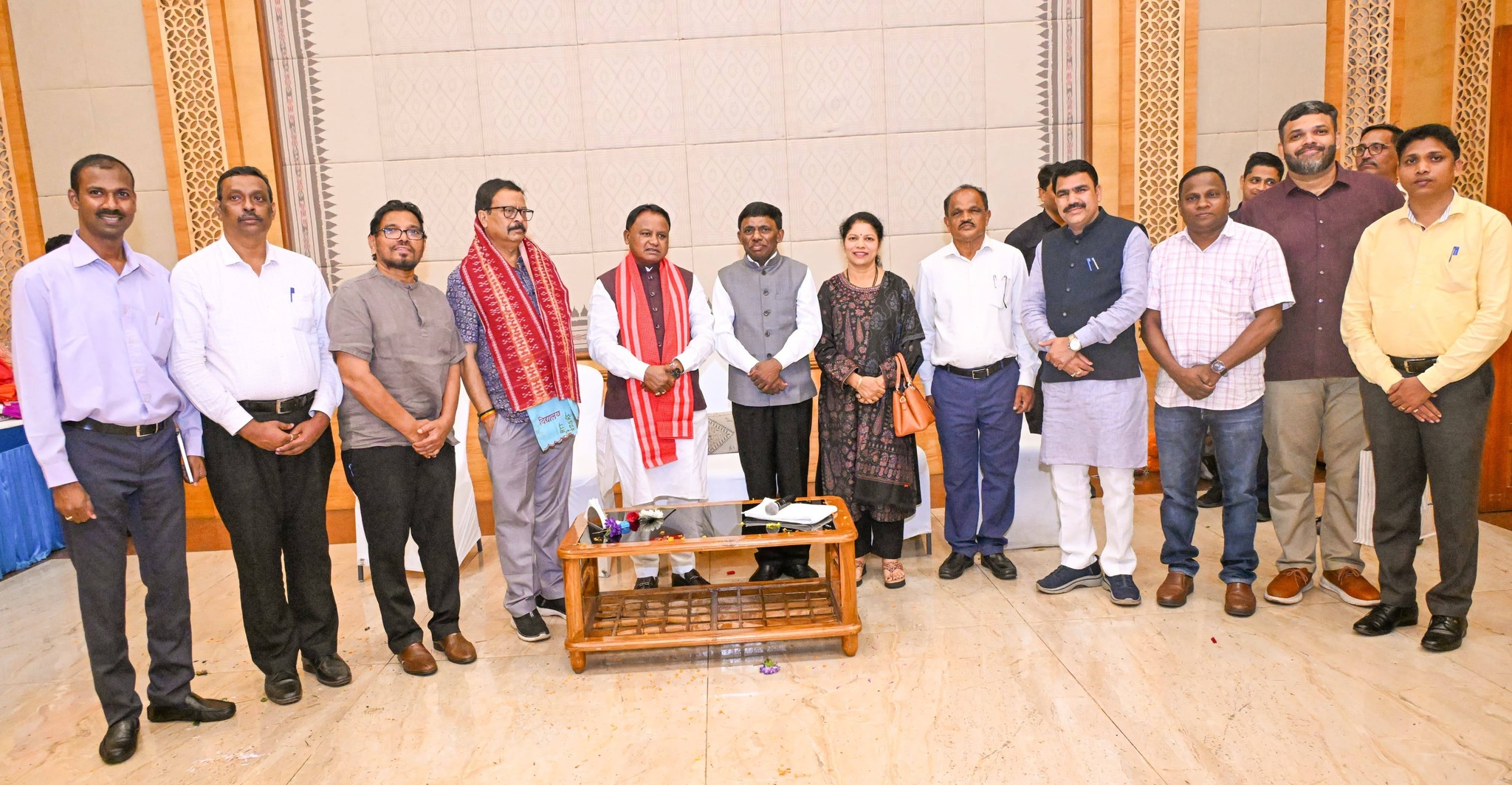 ଗୋଆର ମାନ୍ୟବର ଆଦିବାସୀ କଲ୍ୟାଣ ମନ୍ତ୍ରୀ ଶ୍ରୀ ରମେଶ ତବାଡକର ଭୁବନେଶ୍ୱରଠାରେ ମାନ୍ୟବର ମୁଖ୍ୟମନ୍ତ୍ରୀ ଶ୍ରୀ ମୋହନ ଚରଣ ମାଝୀଙ୍କୁ ସାକ୍ଷାତ କରିଛନ୍ତି।