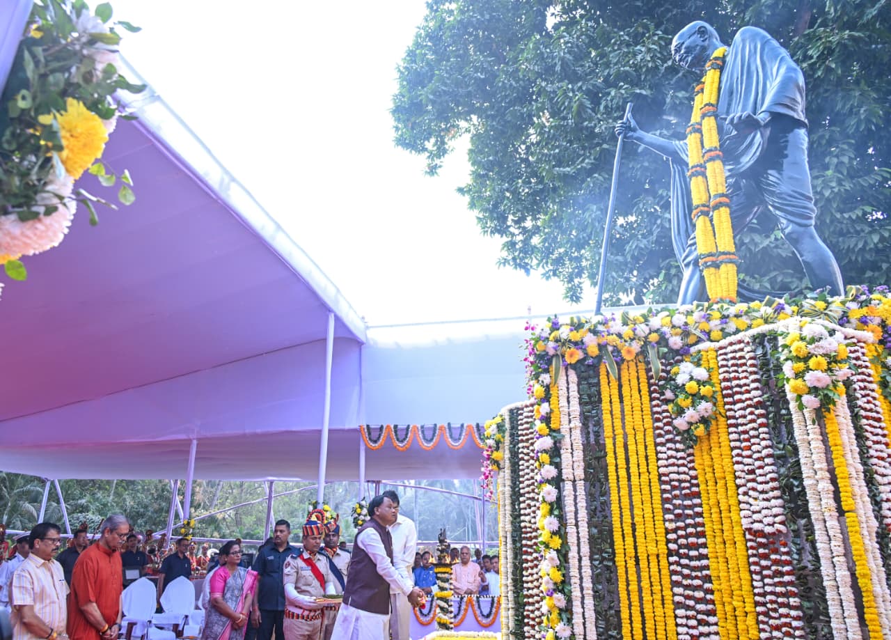 ଜାତୀୟ ସହିଦ ଦିବସ ଅବସରରେ ମାନ୍ୟବର ମୁଖ୍ୟମନ୍ତ୍ରୀ ଶ୍ରୀ ମୋହନ ଚରଣ ମାଝୀ ବିଧାନସଭା ପରିସରରେ ଥିବା ମହାତ୍ମା ଗାନ୍ଧୀଙ୍କ ପ୍ରତିମୂର୍ତ୍ତିରେ ମାଲ୍ୟାର୍ପଣ କରି ଶ୍ରଦ୍ଧାଞ୍ଜଳି ଅର୍ପଣ କରିଛନ୍ତି। 