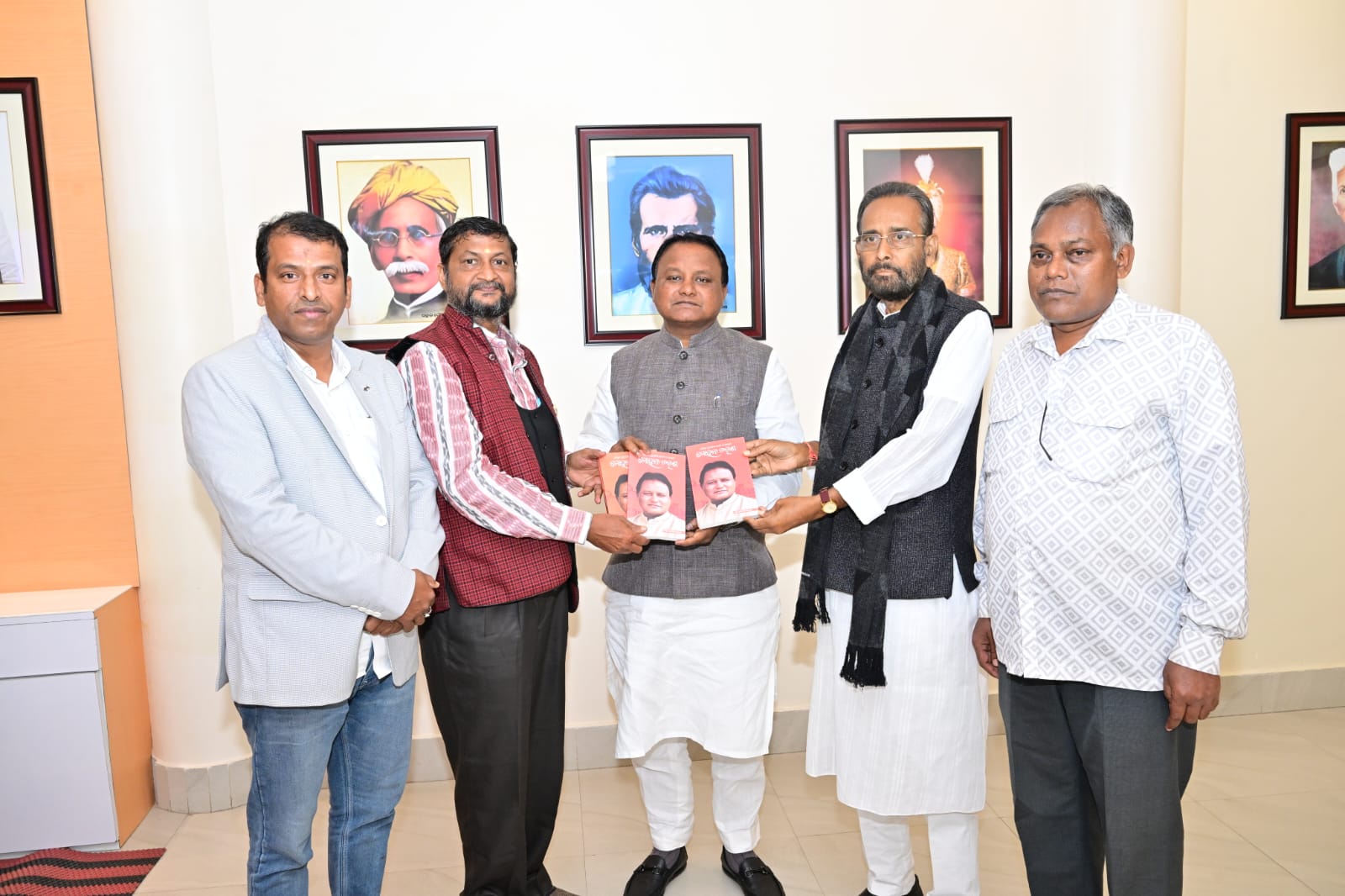 ଲୋକସେବା ଭବନରେ ପଣ୍ଡିତ ଦୈତାରି ମହାପାତ୍ର ମାନ୍ୟବର ମୁଖ୍ୟମନ୍ତ୍ରୀ ମୋହନ ଚରଣ ମାଜିଙ୍କୁ ଭେଟି ତାଙ୍କ ଜୀବନୀ ଉପରେ ଲିଖିତ "ଓଡ଼ିଶା ପ୍ରଗତିଙ୍କର ସାଥୀ ତଥା ଆରୋହୀ: ମୋହନ ଚରଣ" ପୁସ୍ତକ ଉପସ୍ଥାପନ କରିଛନ୍ତି।